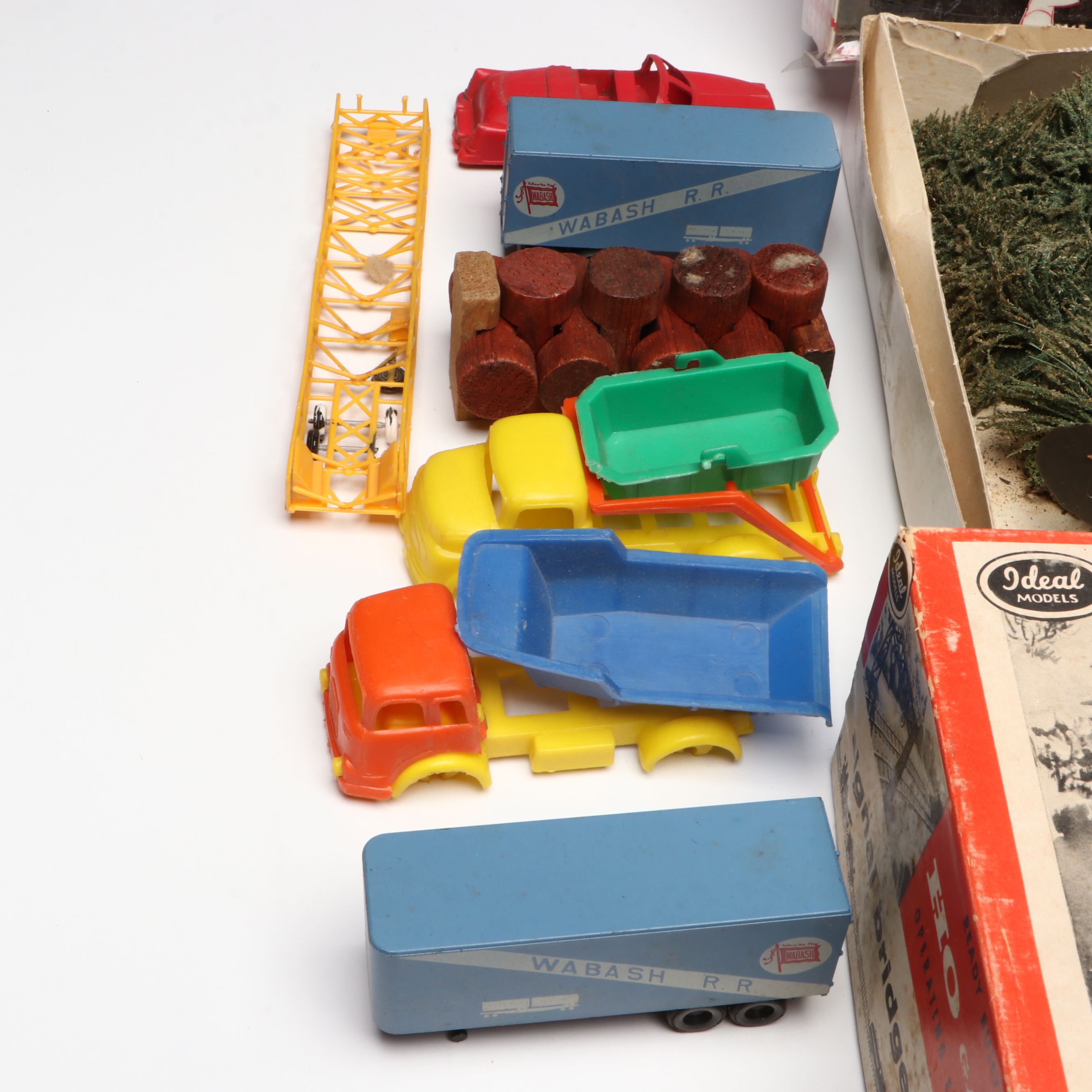 Tyco "Spirit of '76" and Other HO Scale Box Cars with Model Train Accessories