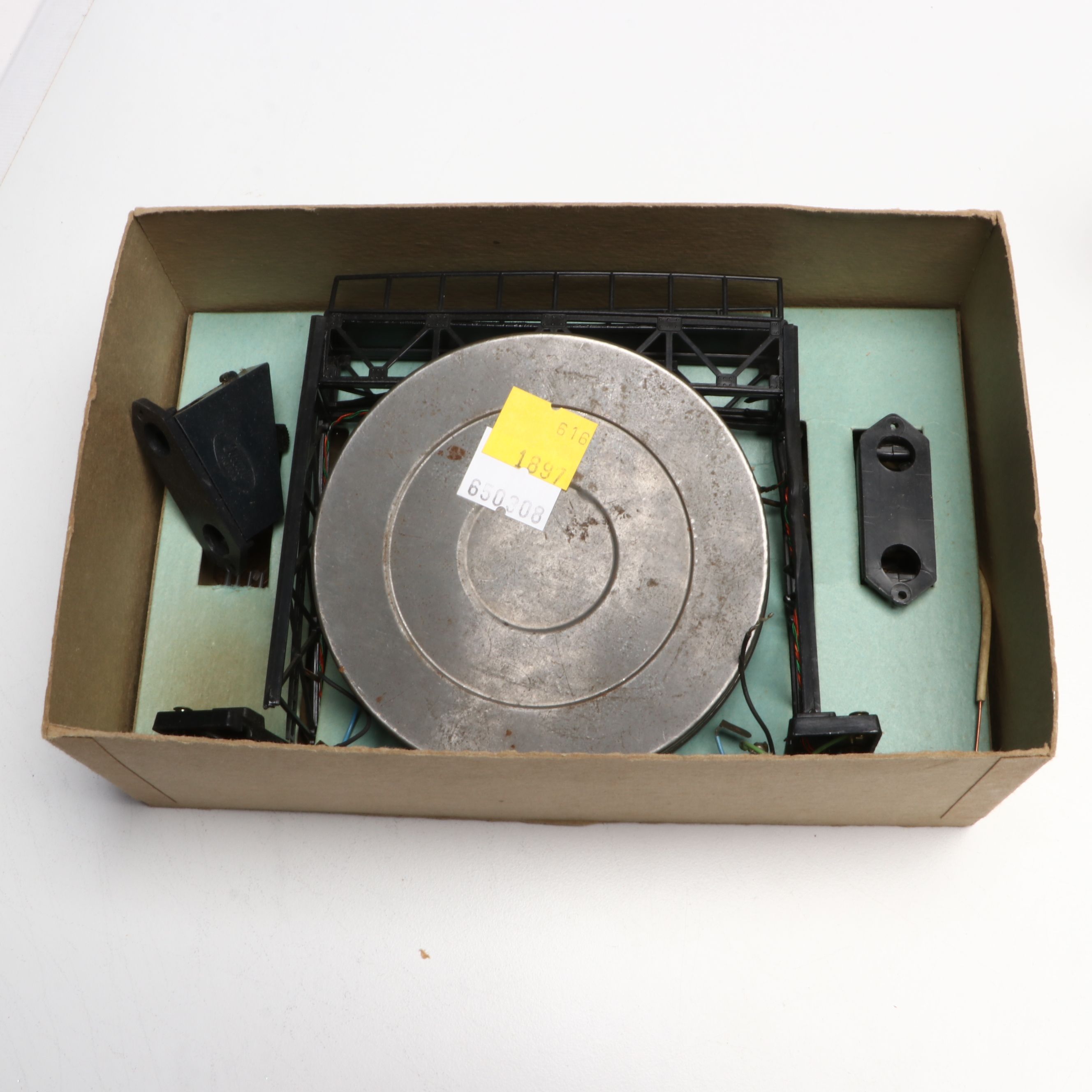 Tyco "Spirit of '76" and Other HO Scale Box Cars with Model Train Accessories