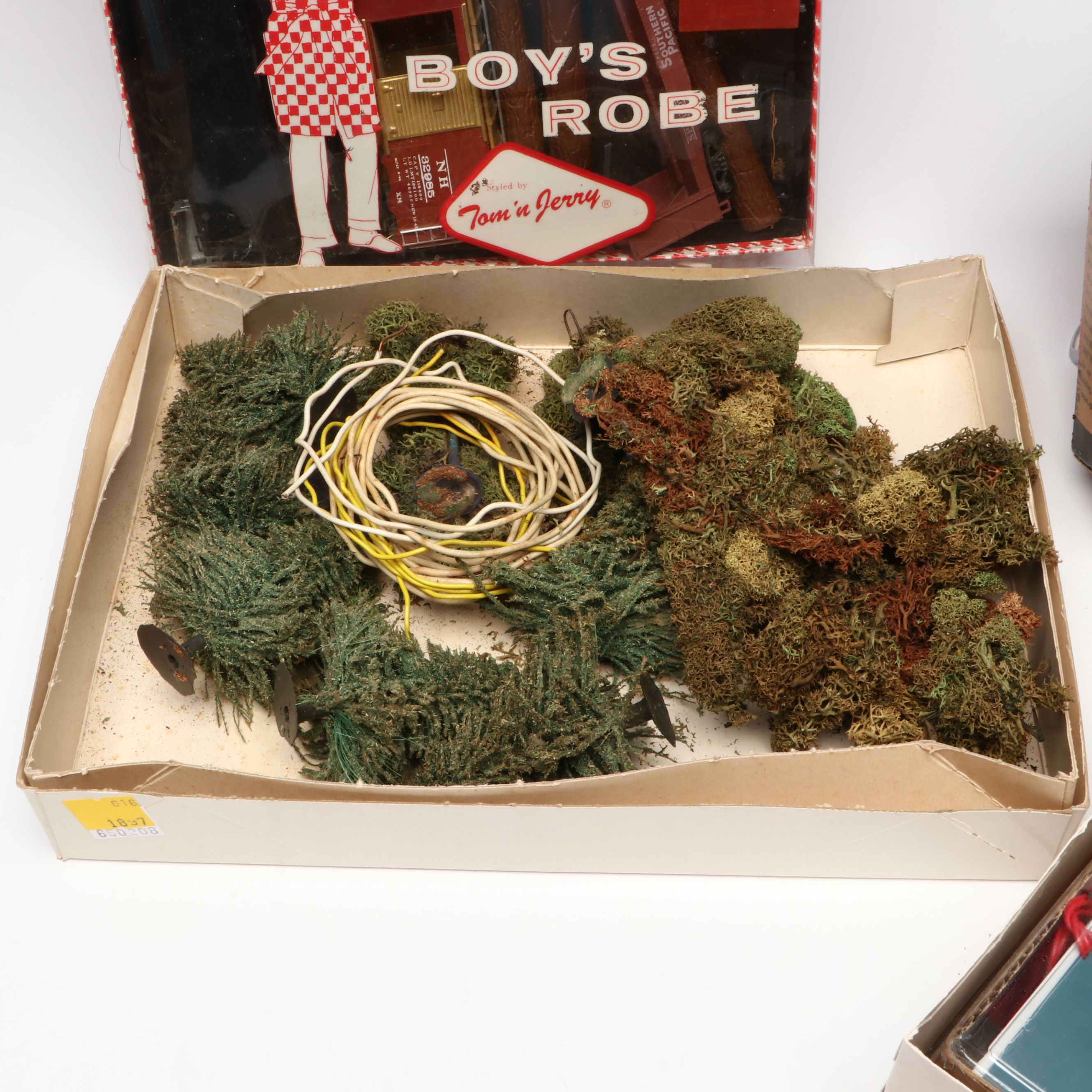 Tyco "Spirit of '76" and Other HO Scale Box Cars with Model Train Accessories