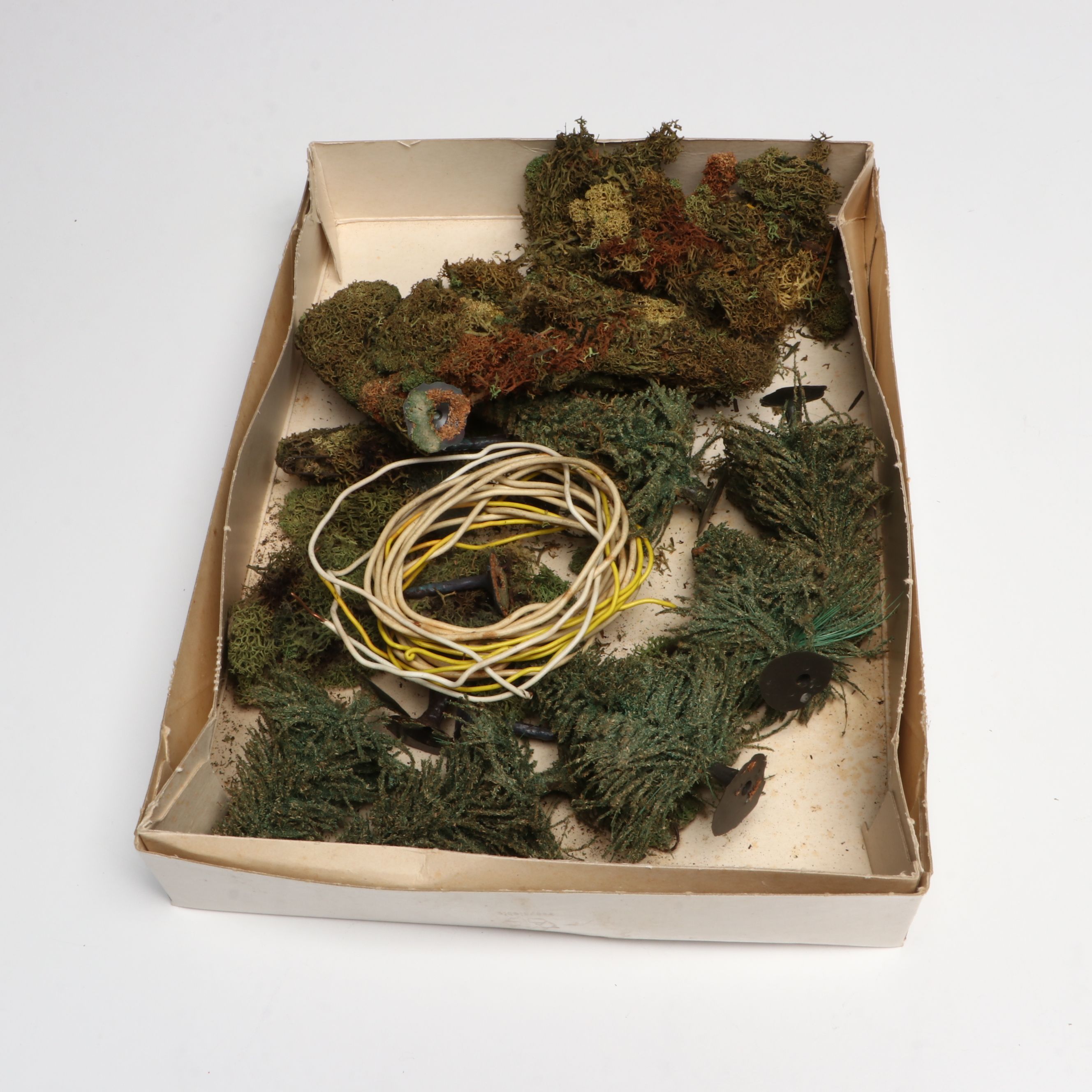 Tyco "Spirit of '76" and Other HO Scale Box Cars with Model Train Accessories