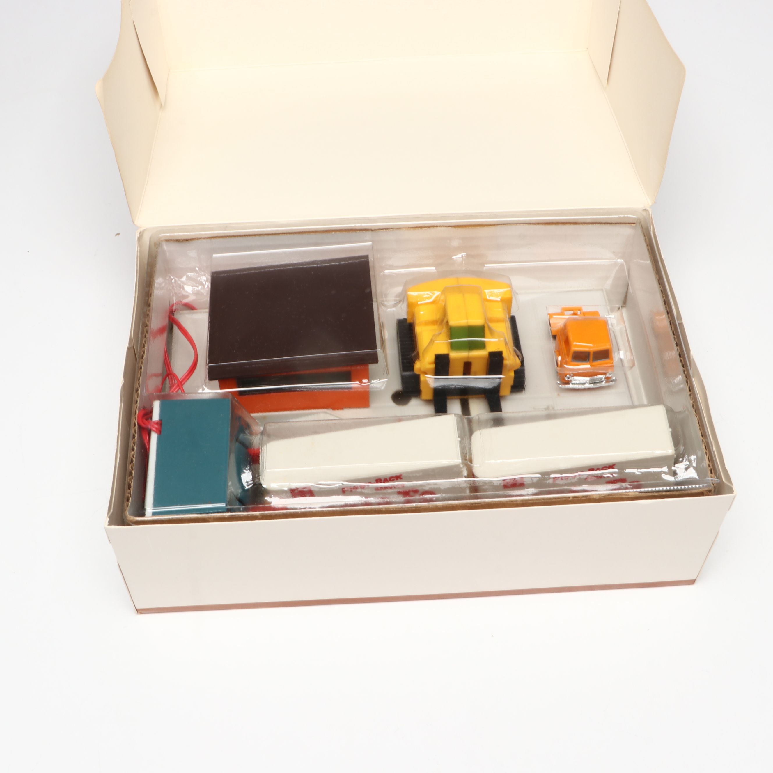 Tyco "Spirit of '76" and Other HO Scale Box Cars with Model Train Accessories