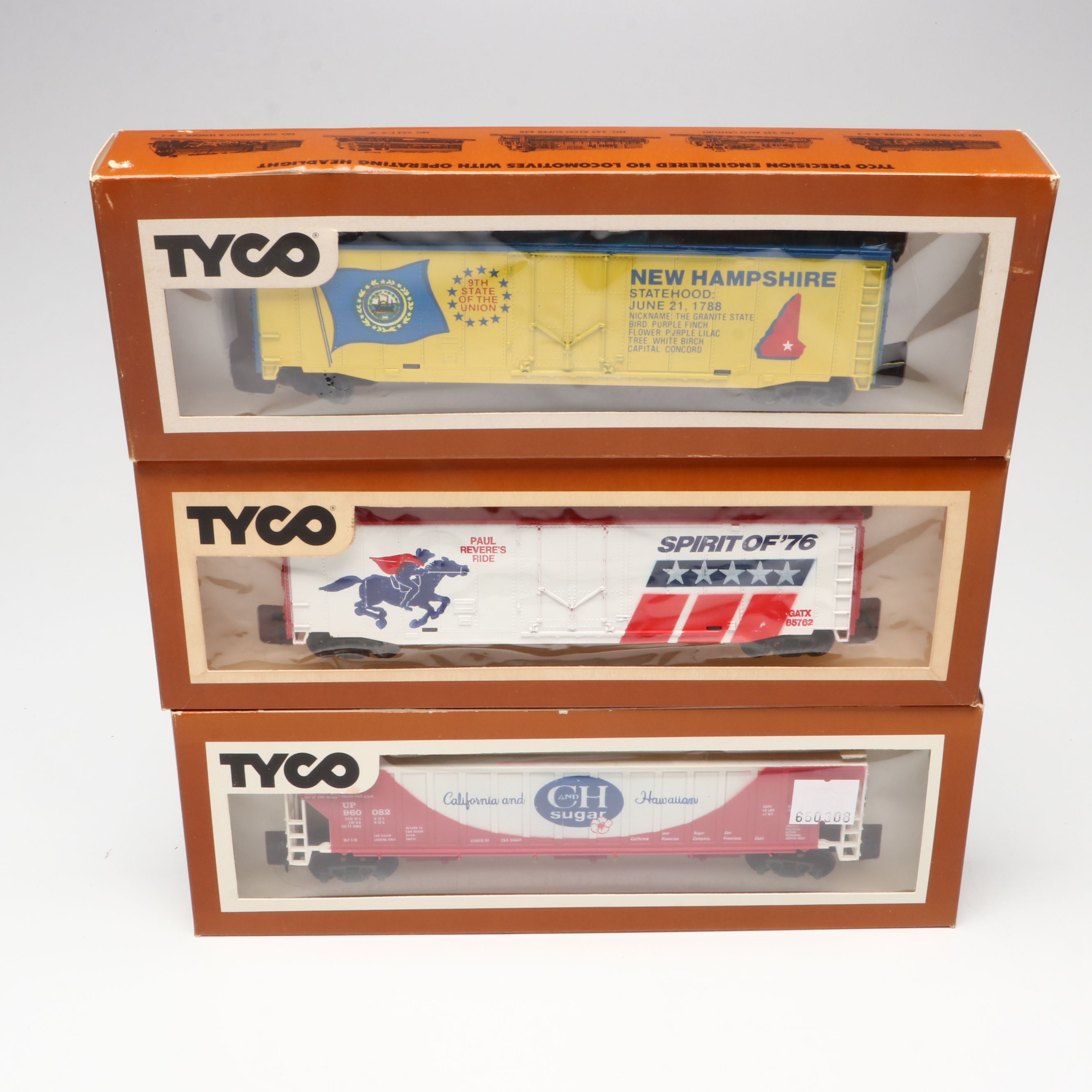 Tyco "Spirit of '76" and Other HO Scale Box Cars with Model Train Accessories