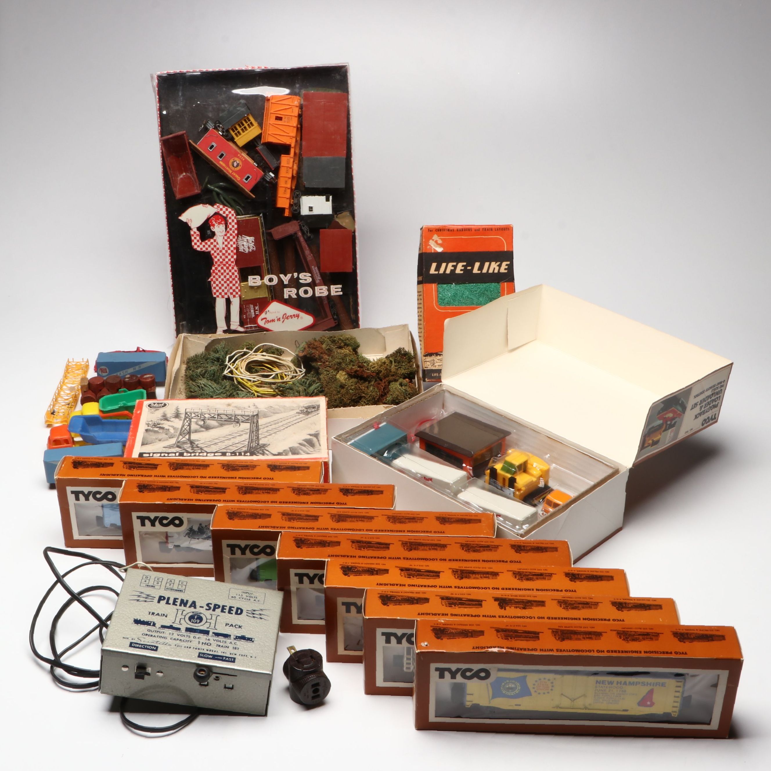 Tyco "Spirit of '76" and Other HO Scale Box Cars with Model Train Accessories