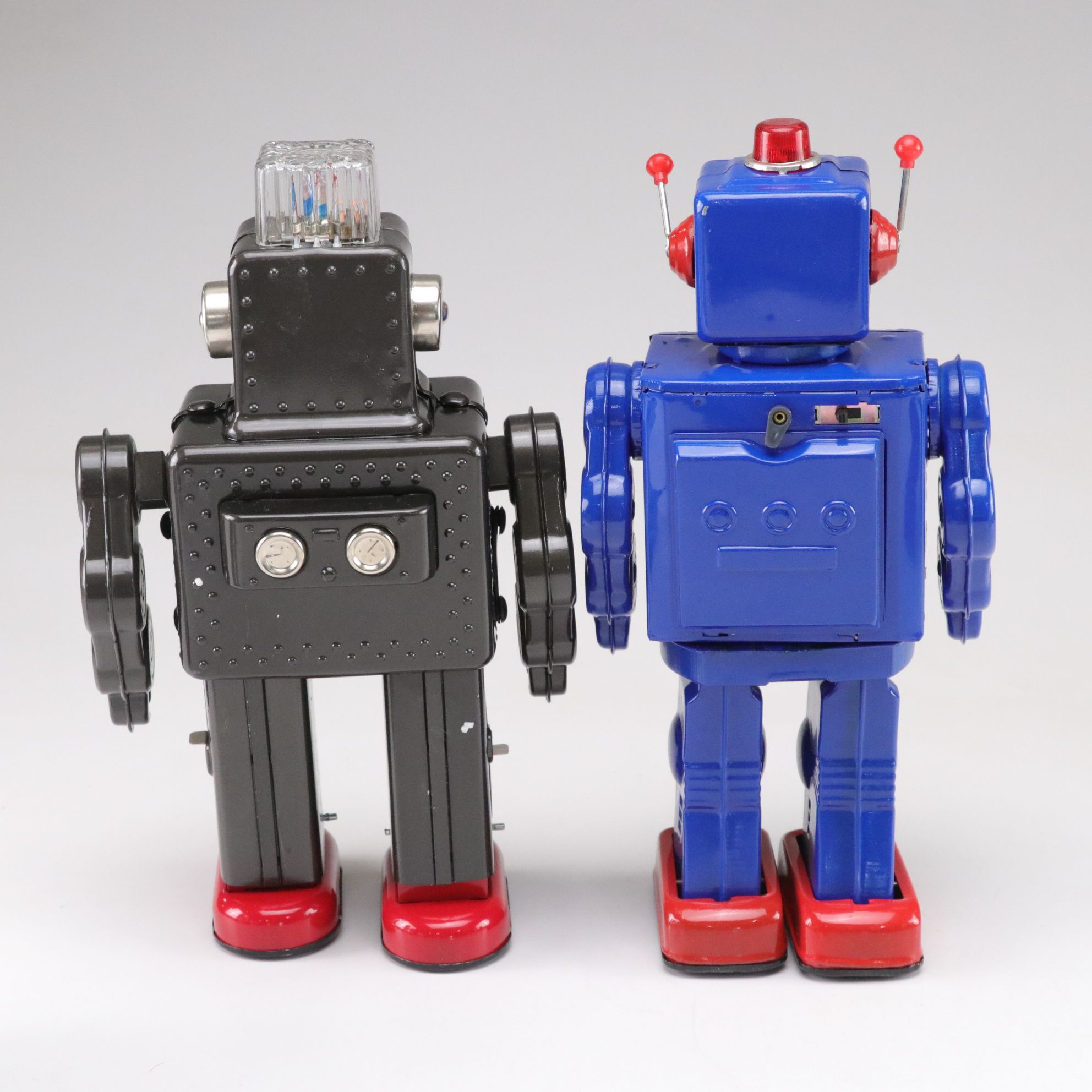 "Smoking Spaceman" and "Robot 2008" with More Mechanical and Wind-Up Robots