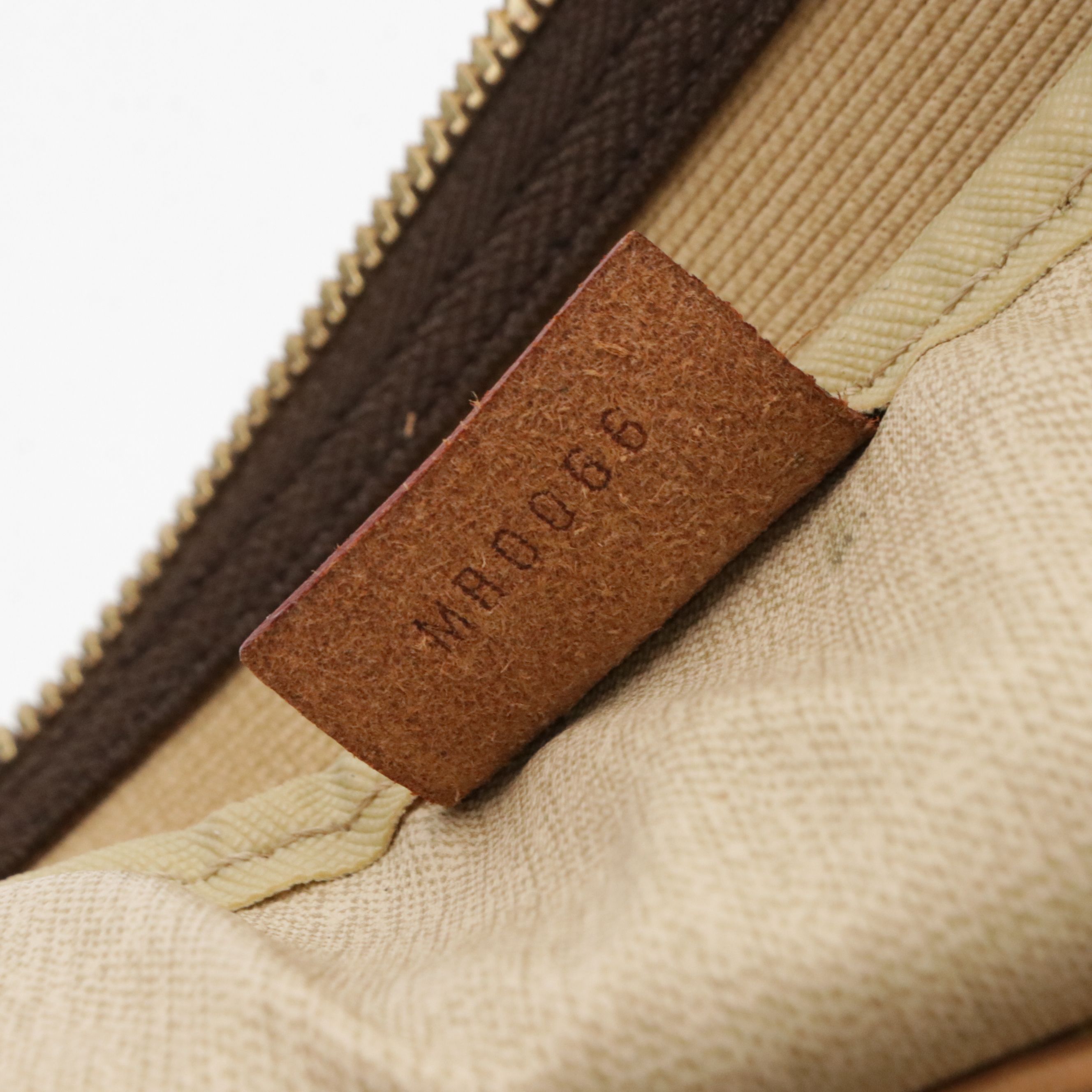 Louis Vuitton Deauville Handbag in Monogram Canvas and Vachetta Leather