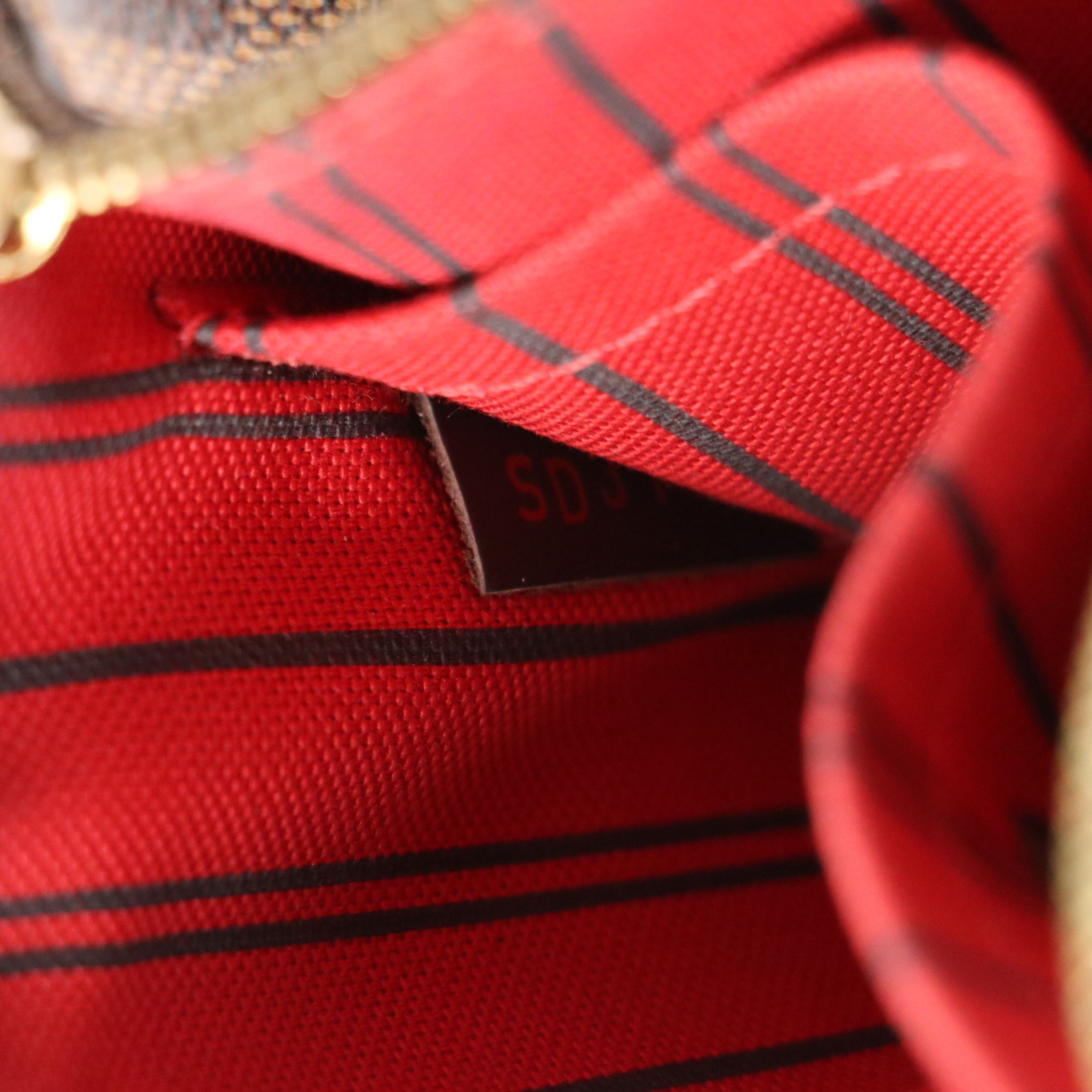 Louis Vuitton Neverfull MM/GM Pouch in Damier Ebene Canvas