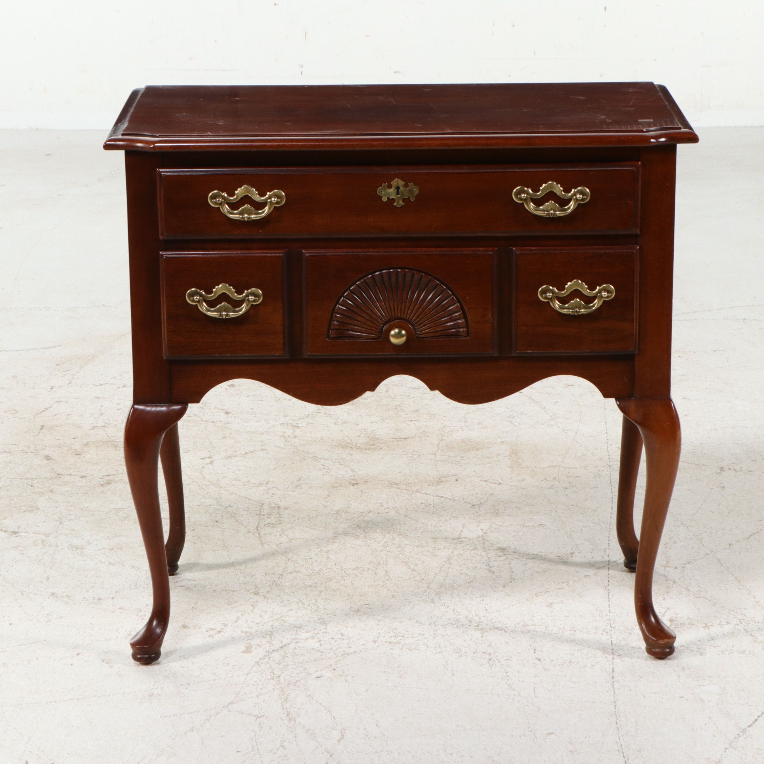 Thomasville Queen Anne Style Mahogany Finish Lowboy, Late 20th Century