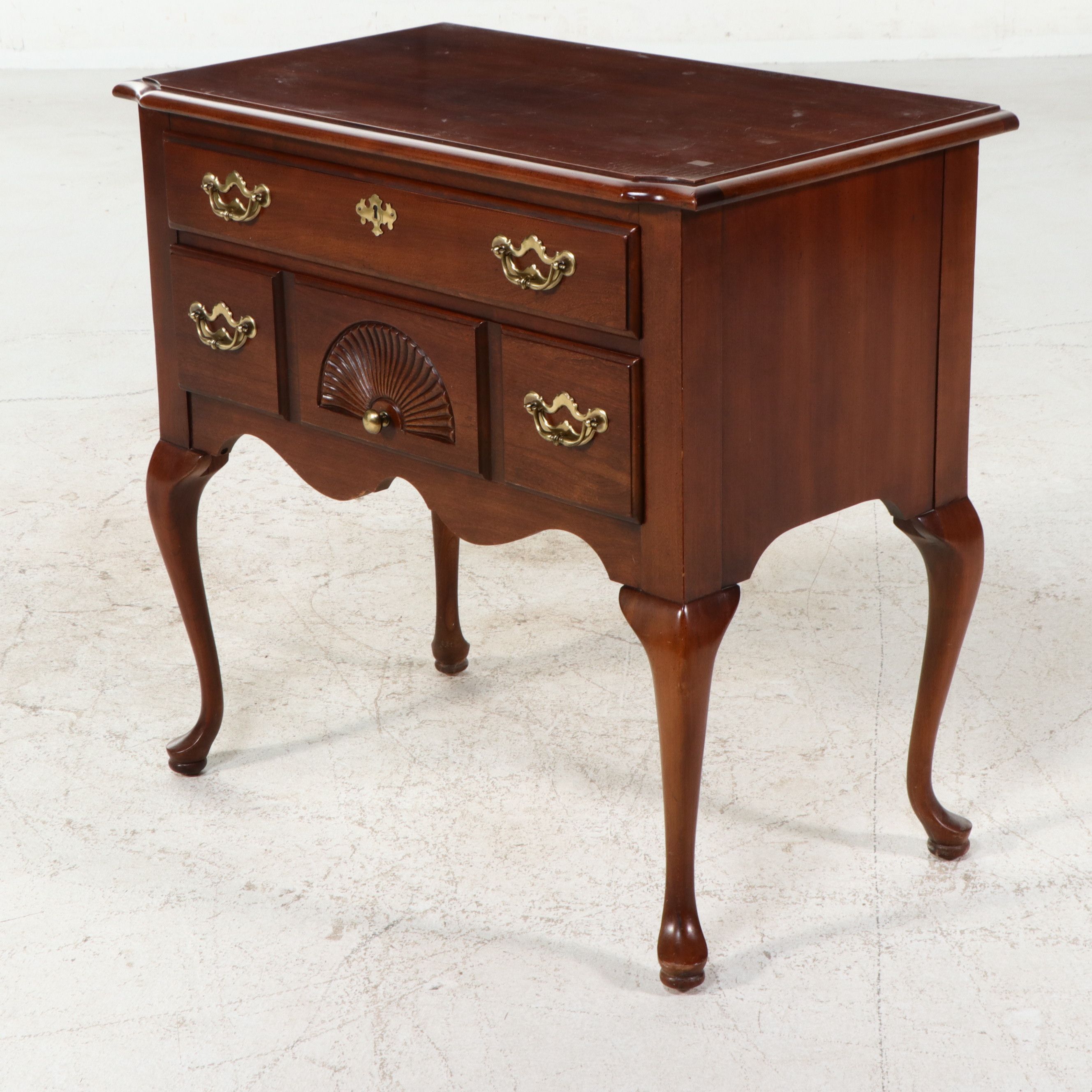 Thomasville Queen Anne Style Mahogany Finish Lowboy, Late 20th Century