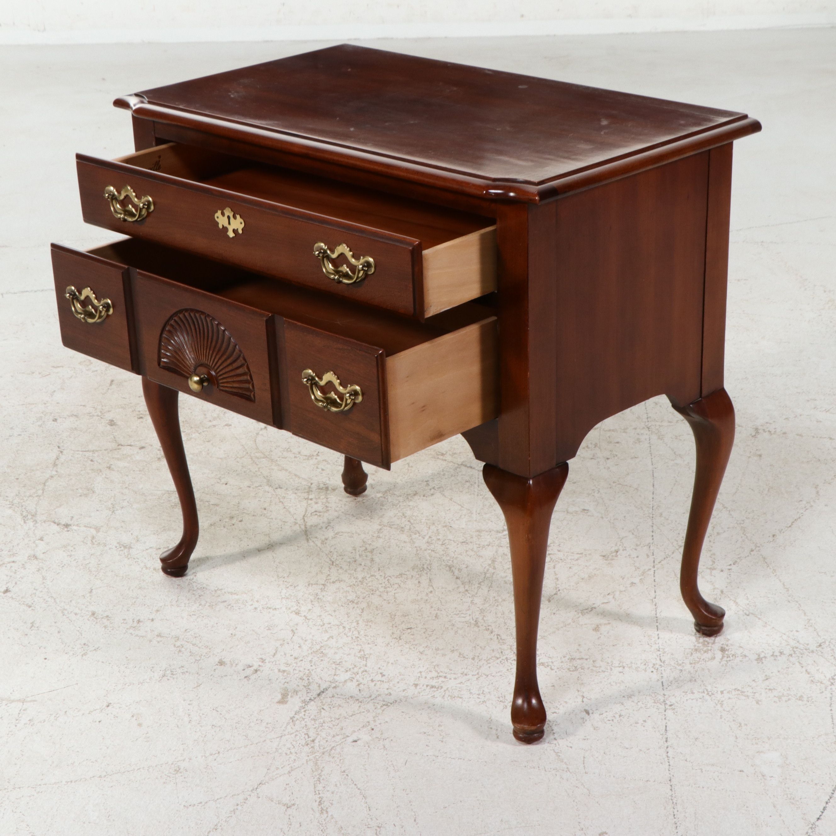 Thomasville Queen Anne Style Mahogany Finish Lowboy, Late 20th Century