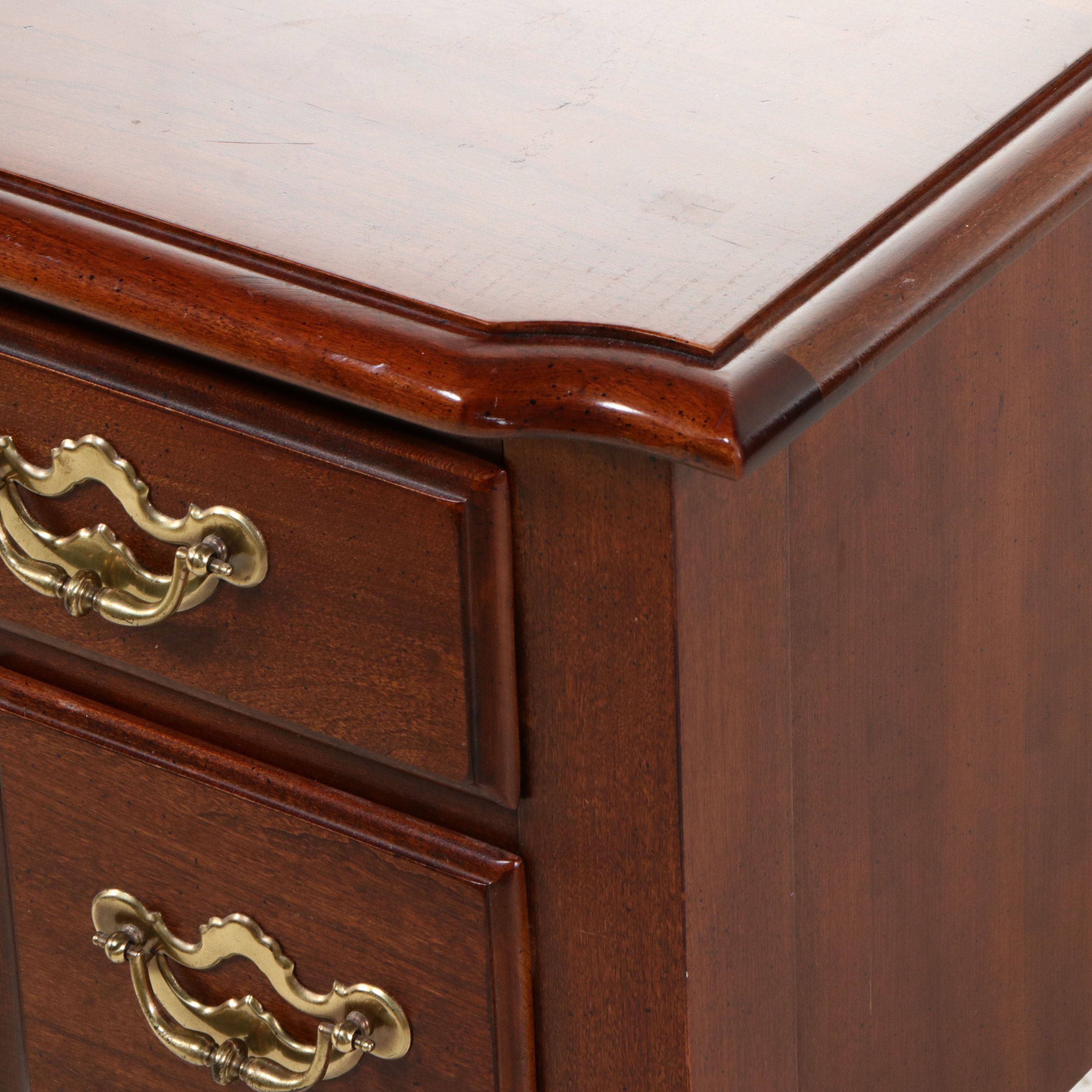 Thomasville Queen Anne Style Mahogany Finish Lowboy, Late 20th Century