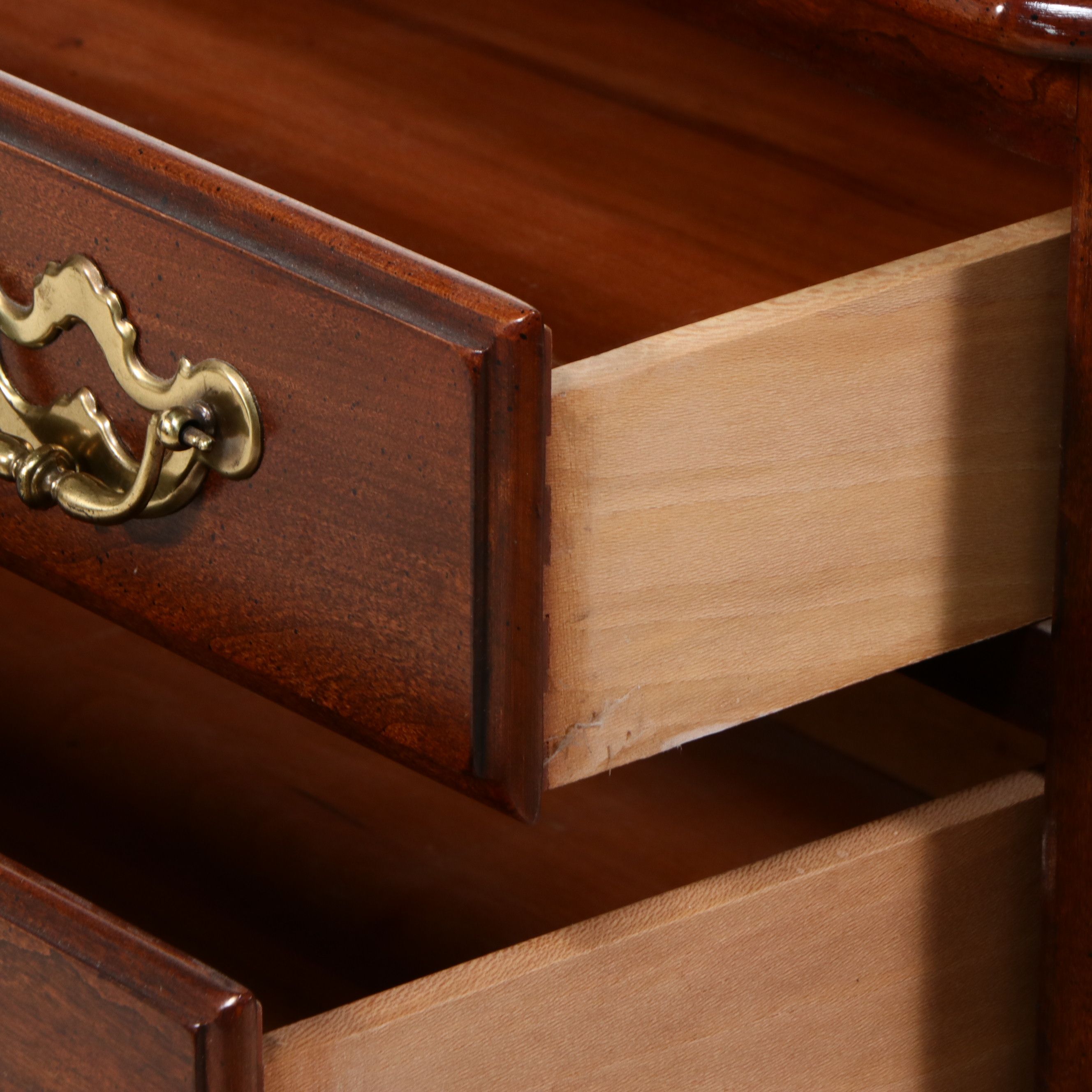 Thomasville Queen Anne Style Mahogany Finish Lowboy, Late 20th Century