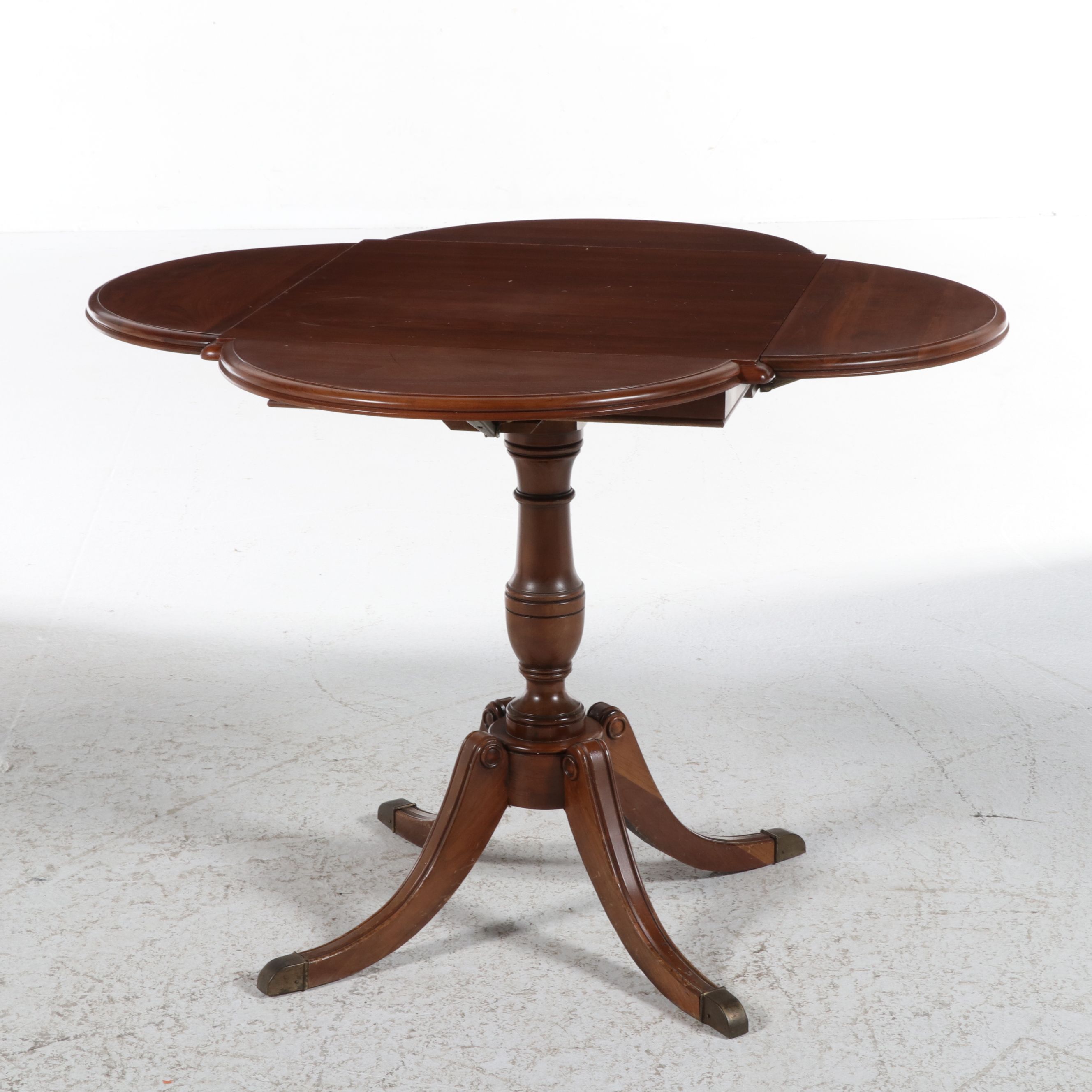 Pennsylvania House Cloverleaf Drop-Leaf Pedestal Table, Mid to Late 20th Century