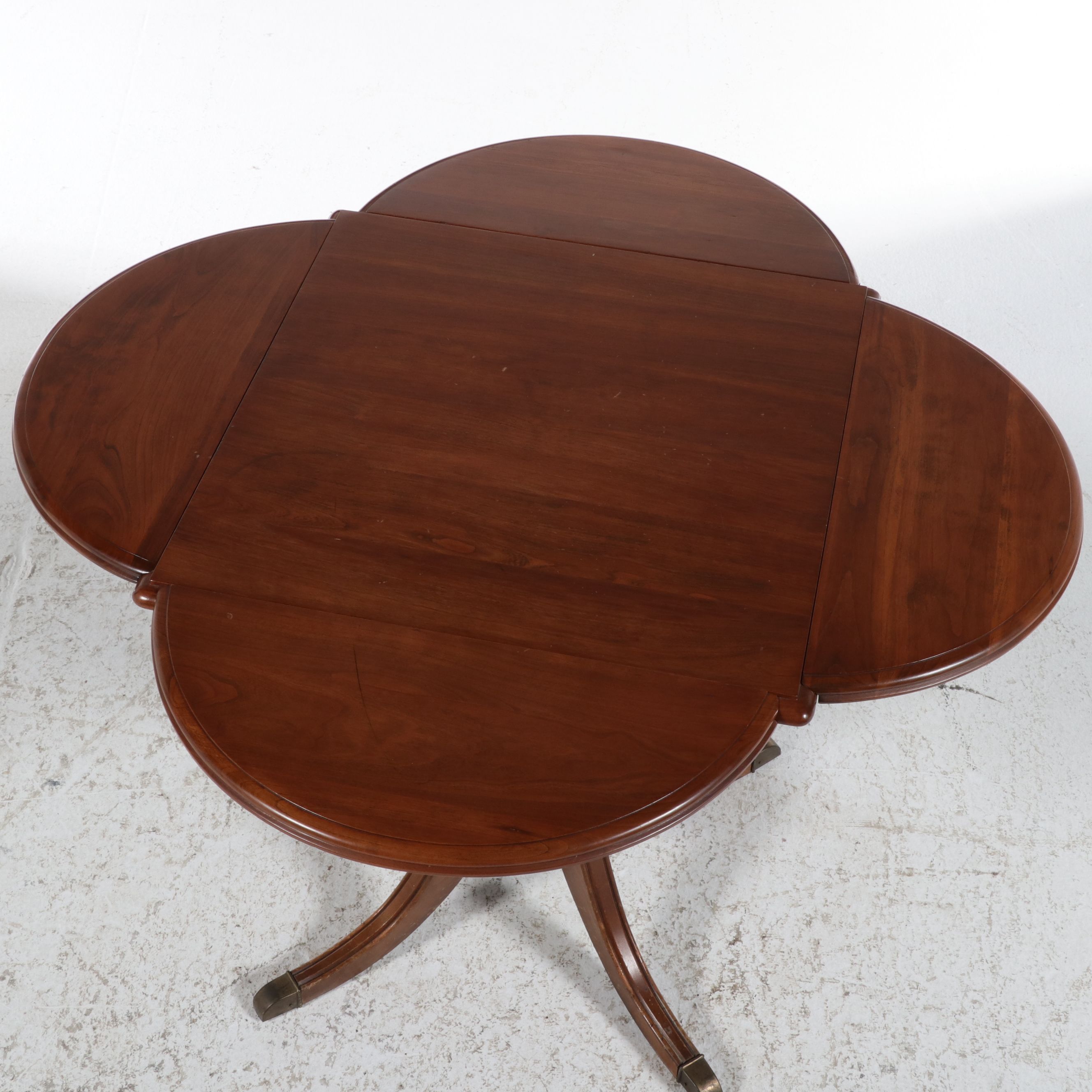 Pennsylvania House Cloverleaf Drop-Leaf Pedestal Table, Mid to Late 20th Century