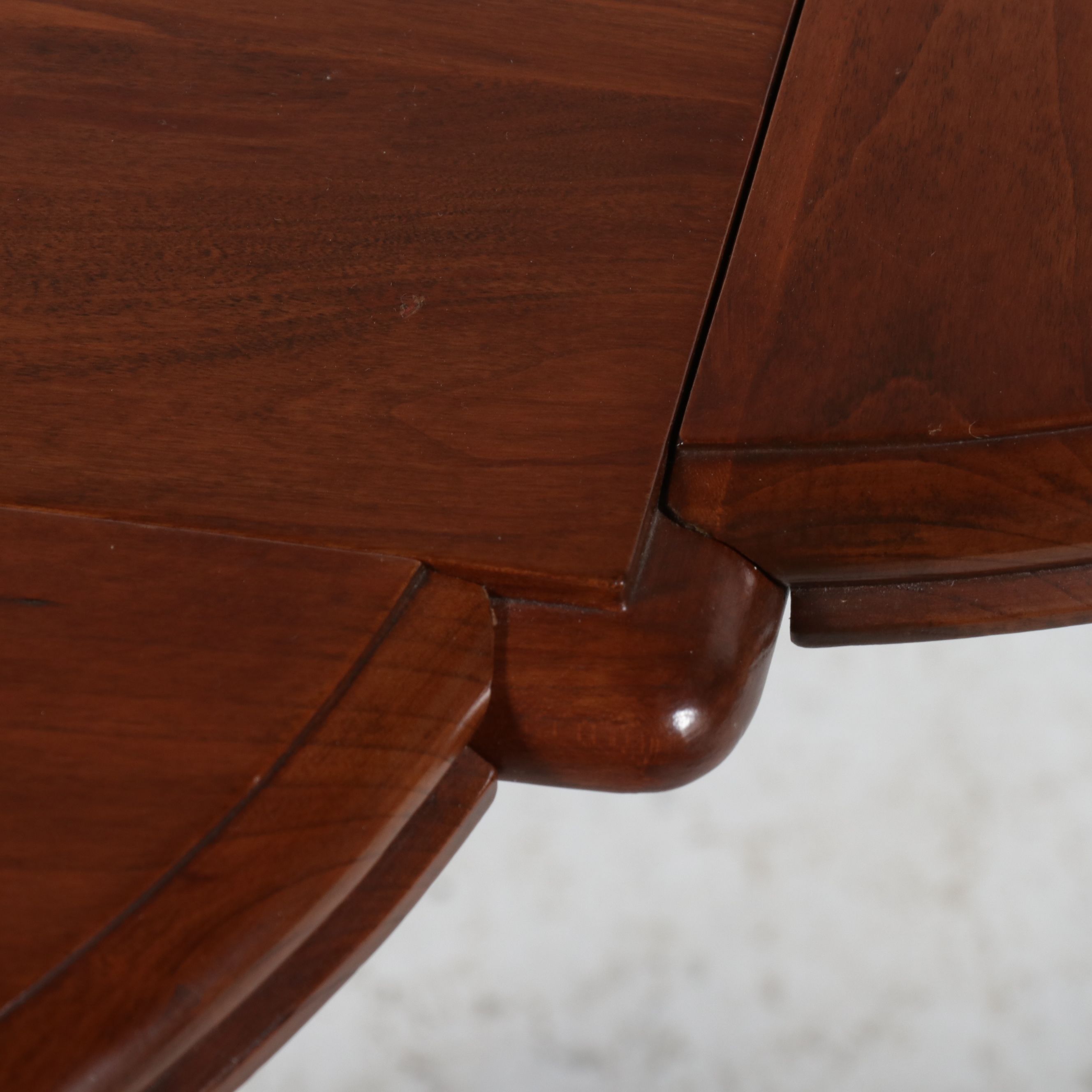 Pennsylvania House Cloverleaf Drop-Leaf Pedestal Table, Mid to Late 20th Century