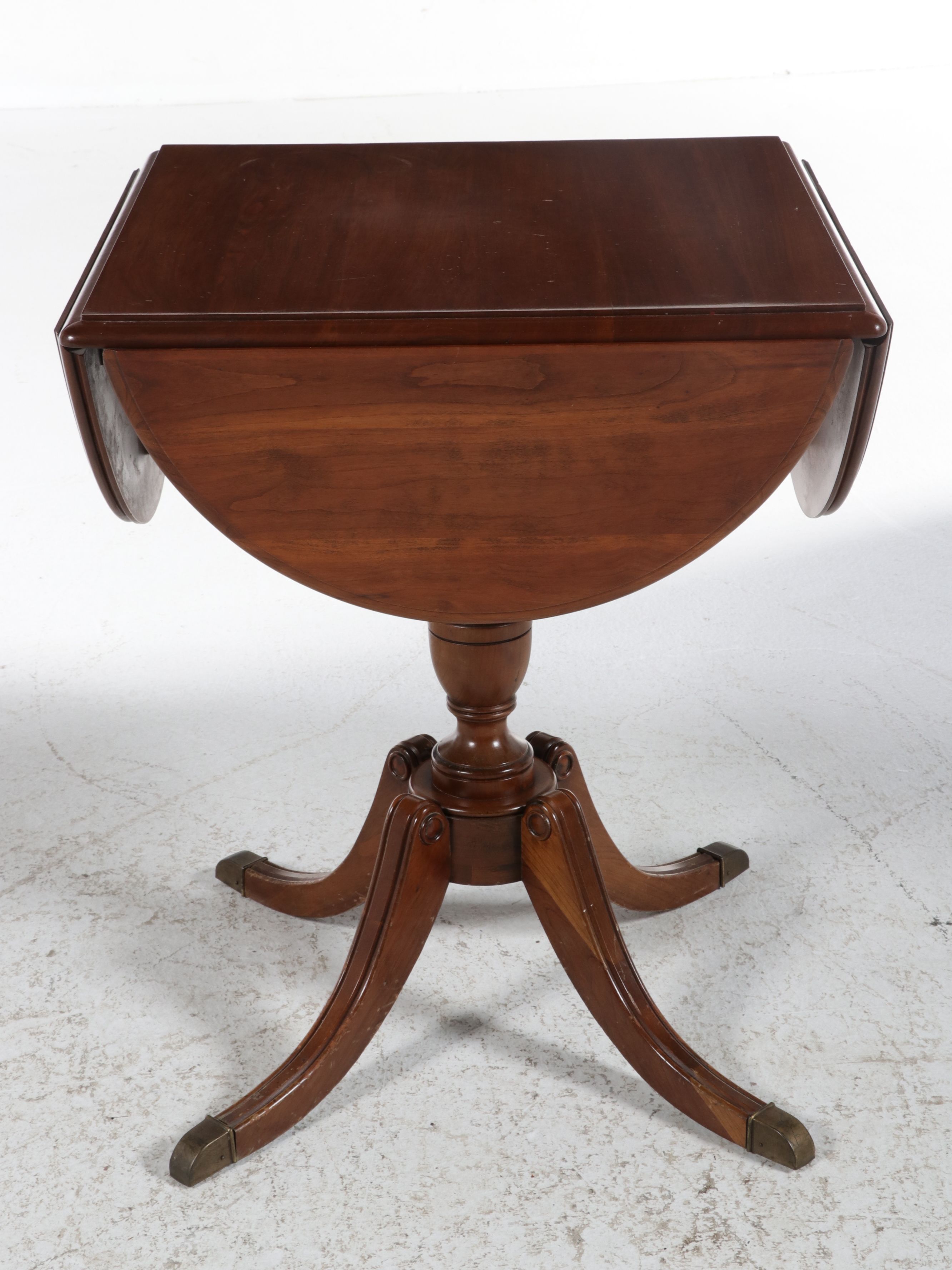 Pennsylvania House Cloverleaf Drop-Leaf Pedestal Table, Mid to Late 20th Century