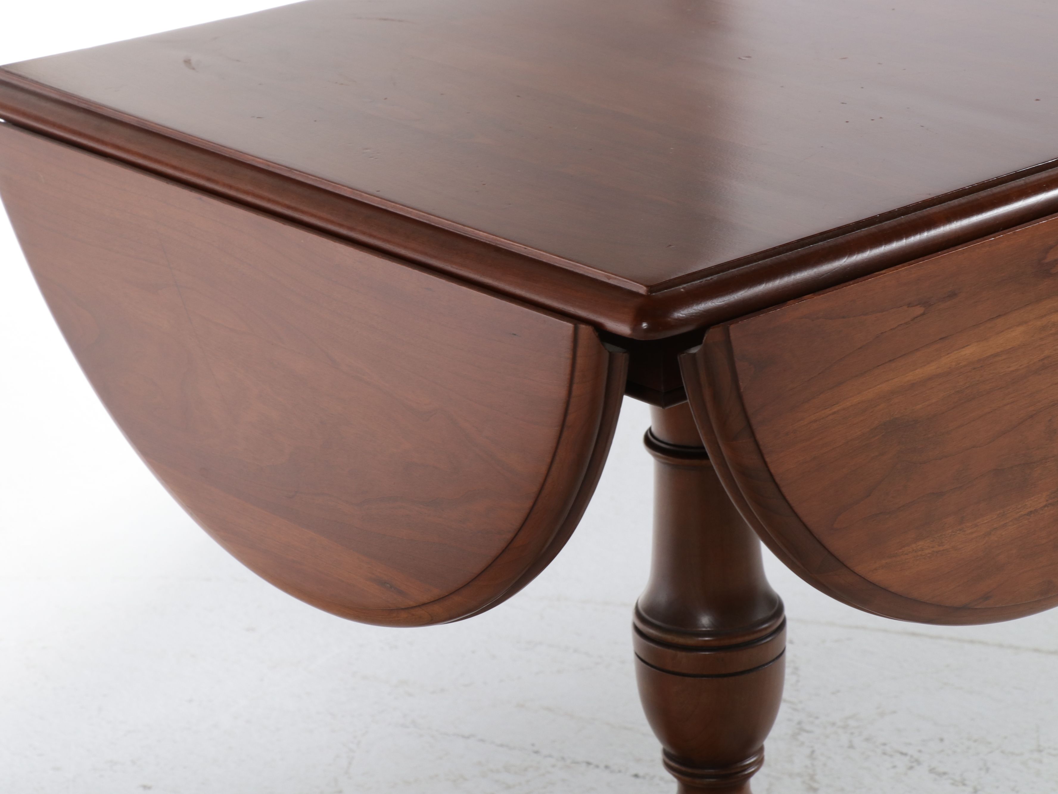 Pennsylvania House Cloverleaf Drop-Leaf Pedestal Table, Mid to Late 20th Century