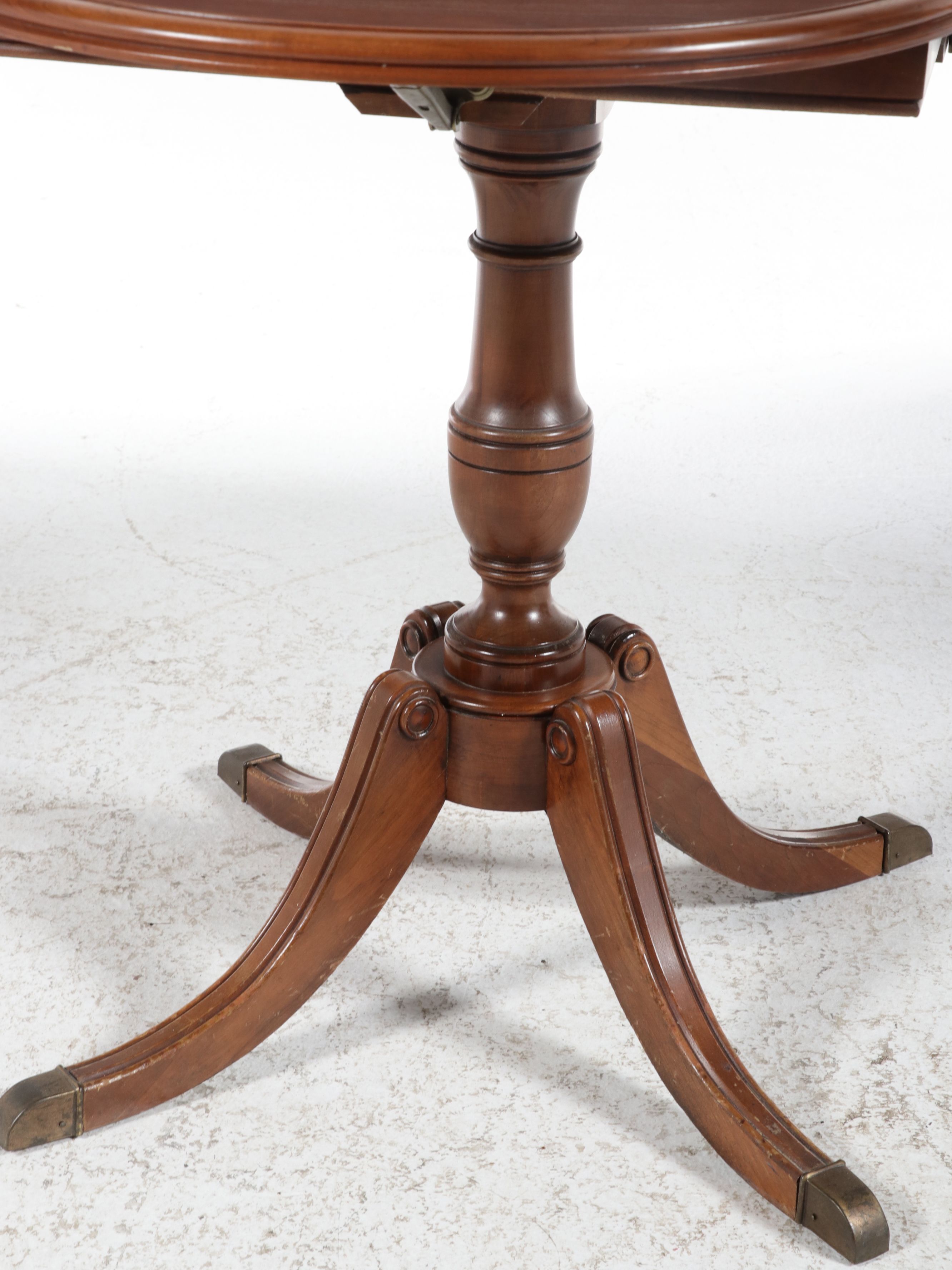 Pennsylvania House Cloverleaf Drop-Leaf Pedestal Table, Mid to Late 20th Century