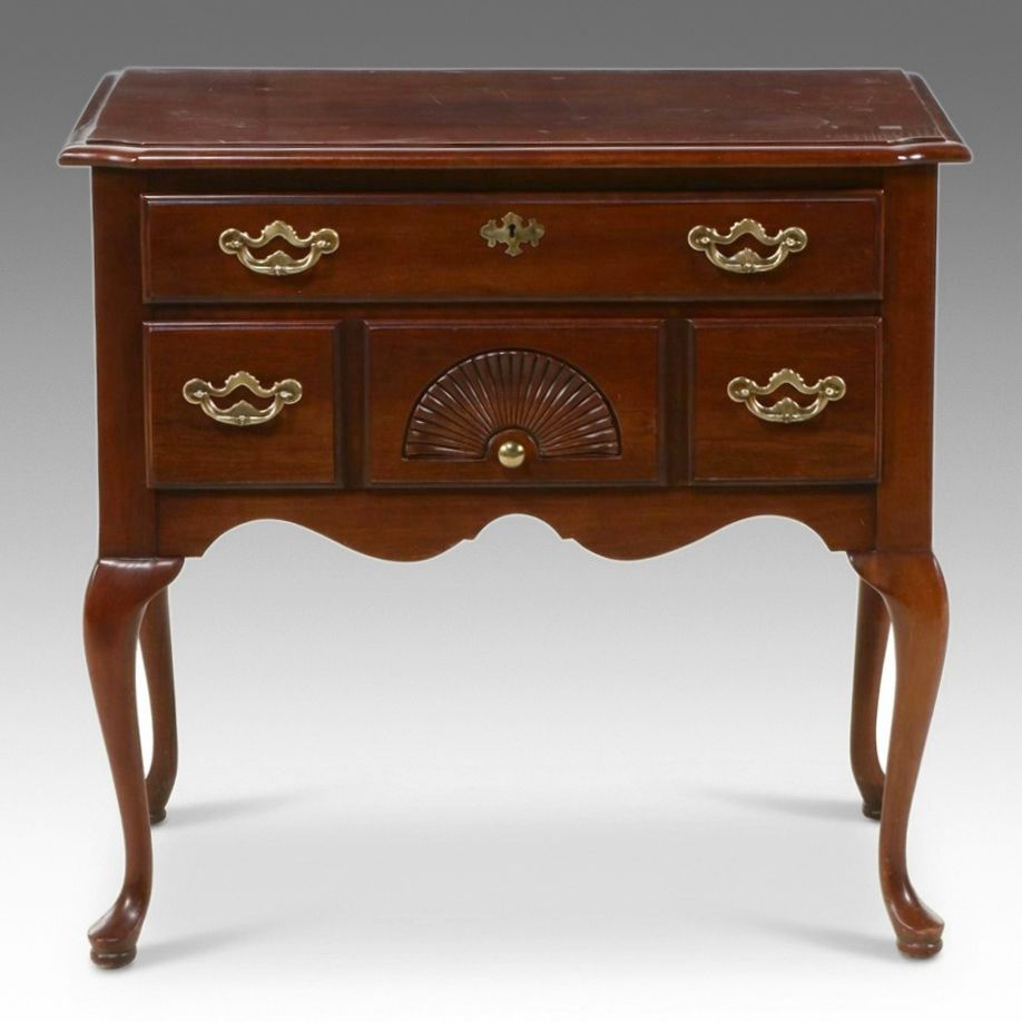 Thomasville Queen Anne Style Mahogany Finish Lowboy, Late 20th Century