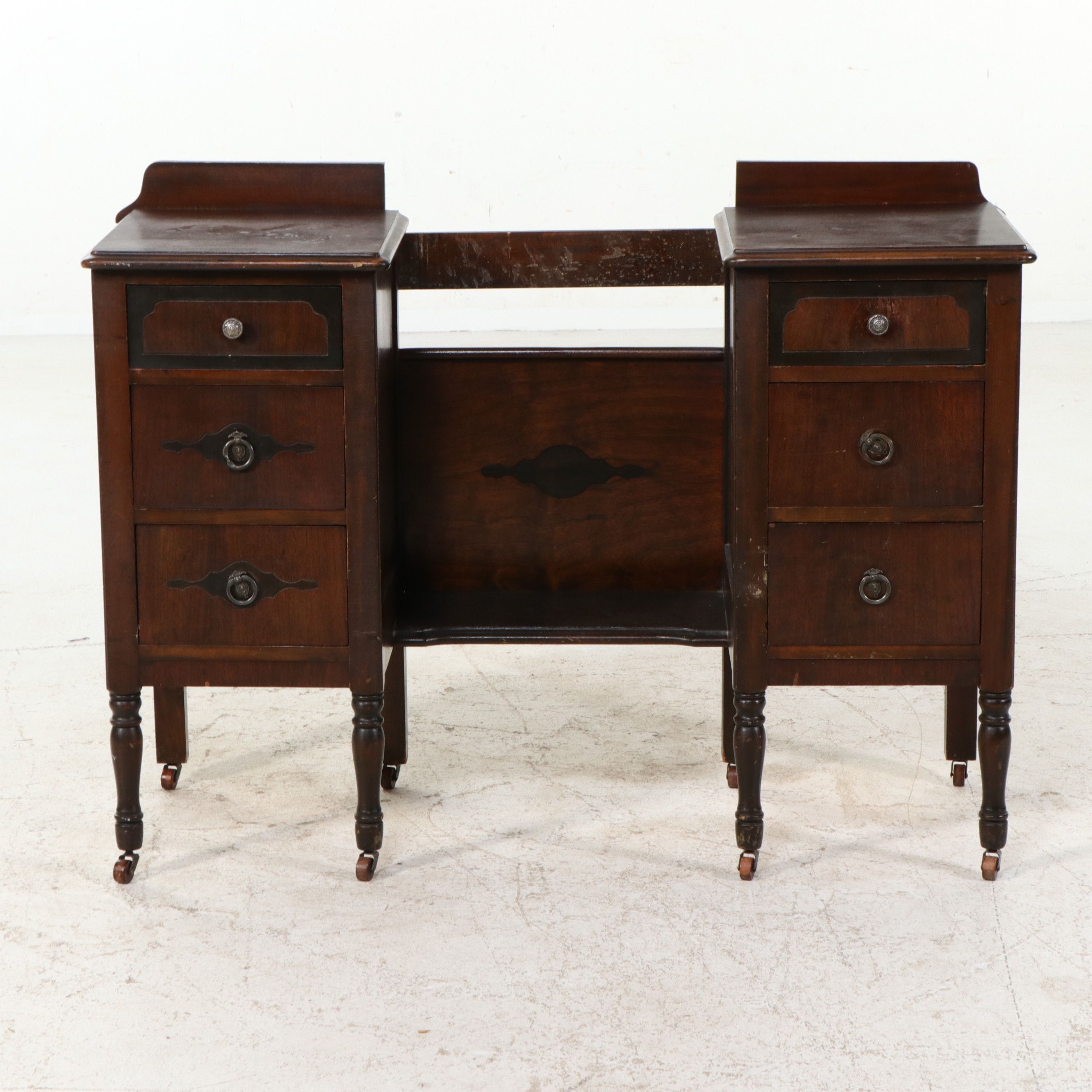 Sheraton Revival Mahogany Vanity with Tri-Fold Mirror, Early 20th Century