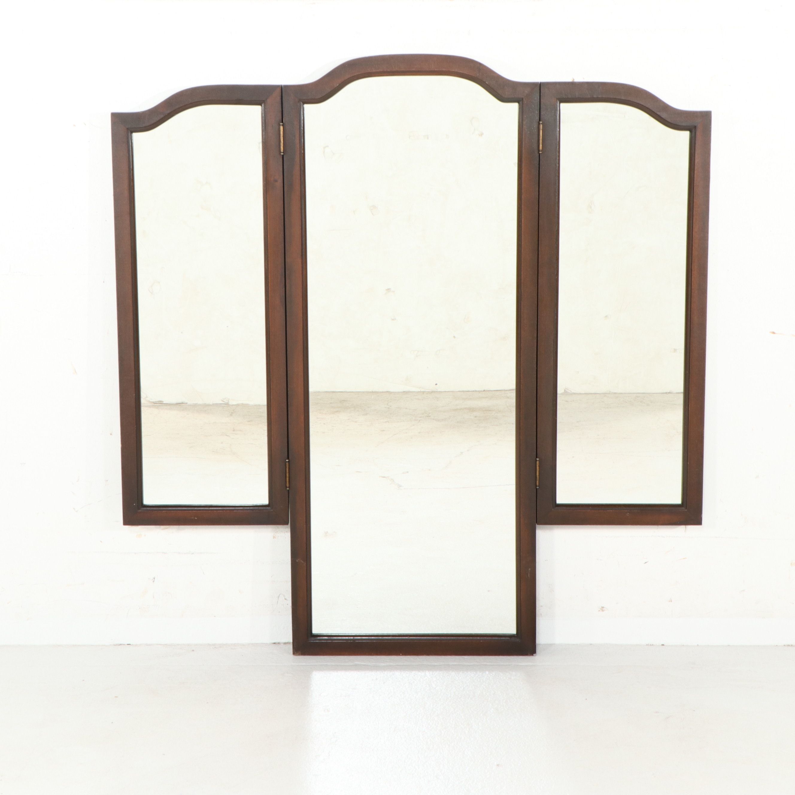 Sheraton Revival Mahogany Vanity with Tri-Fold Mirror, Early 20th Century
