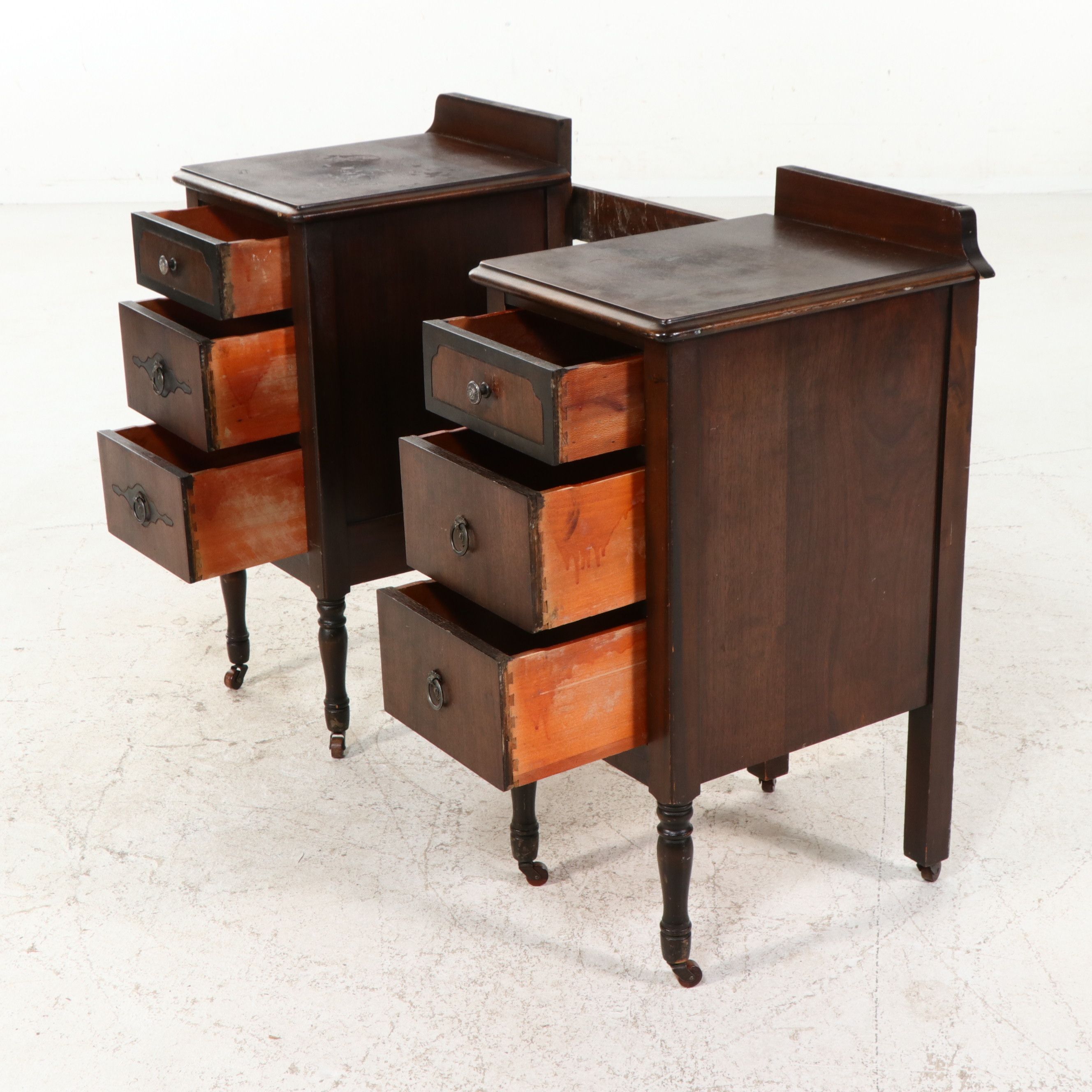 Sheraton Revival Mahogany Vanity with Tri-Fold Mirror, Early 20th Century