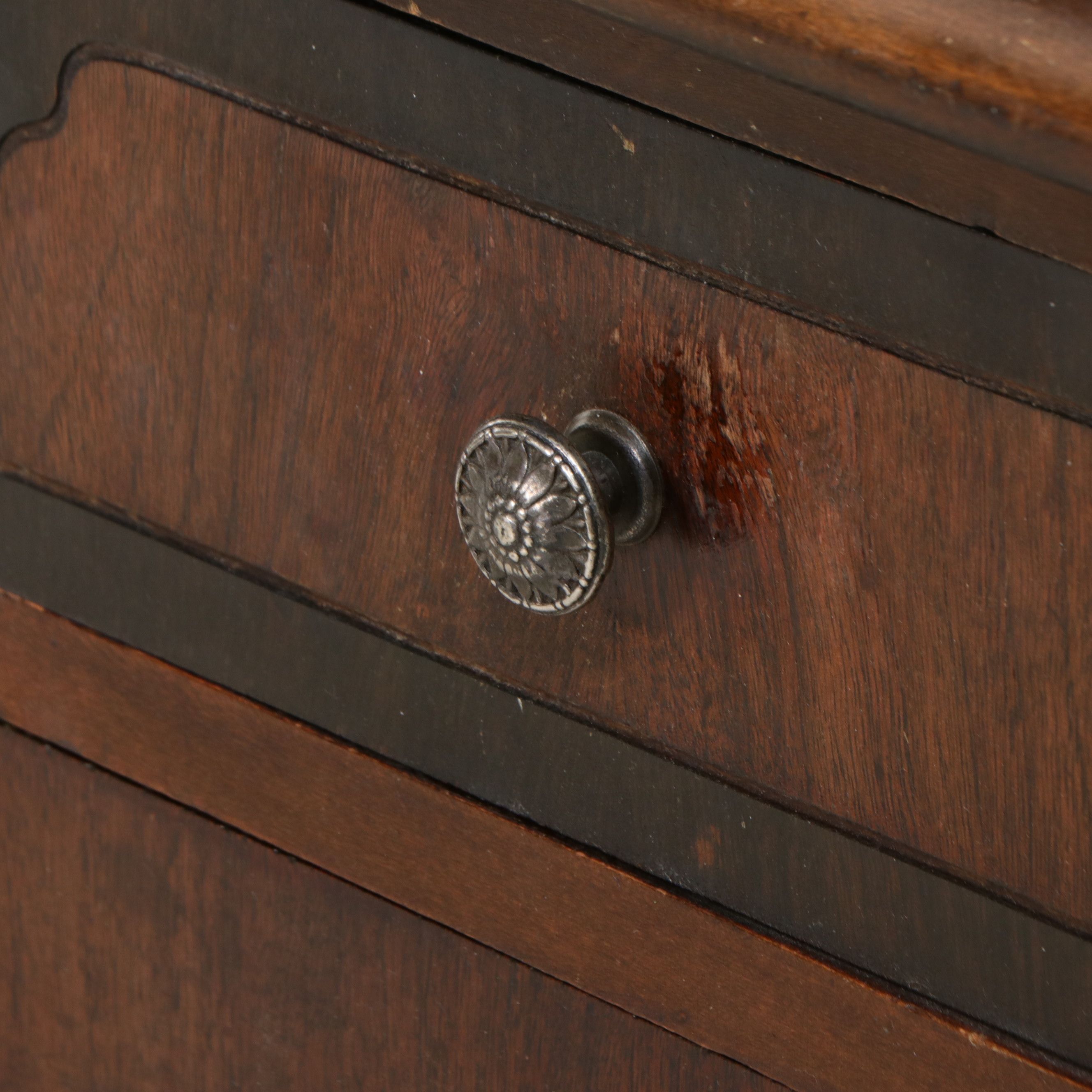 Sheraton Revival Mahogany Vanity with Tri-Fold Mirror, Early 20th Century