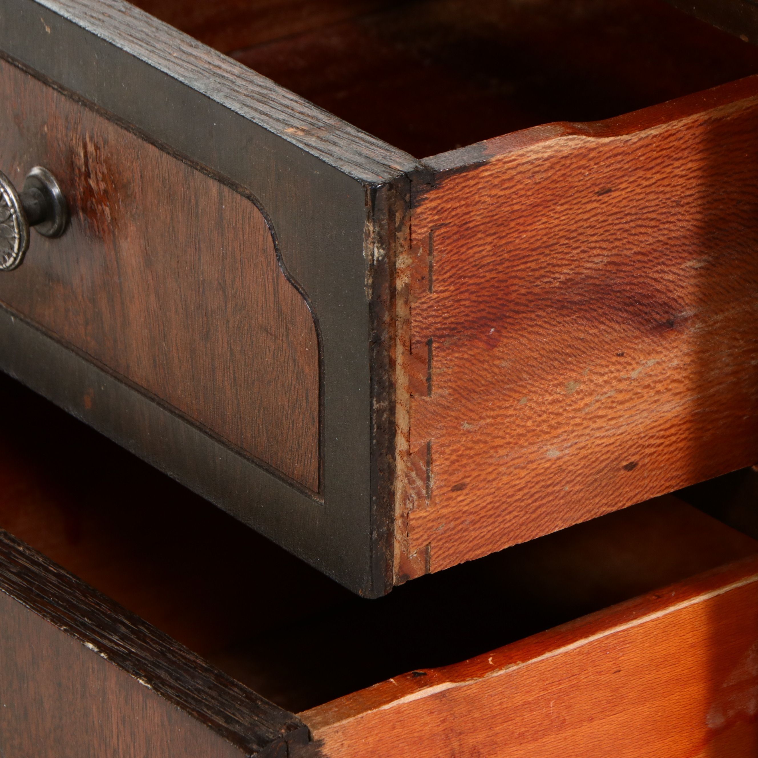 Sheraton Revival Mahogany Vanity with Tri-Fold Mirror, Early 20th Century