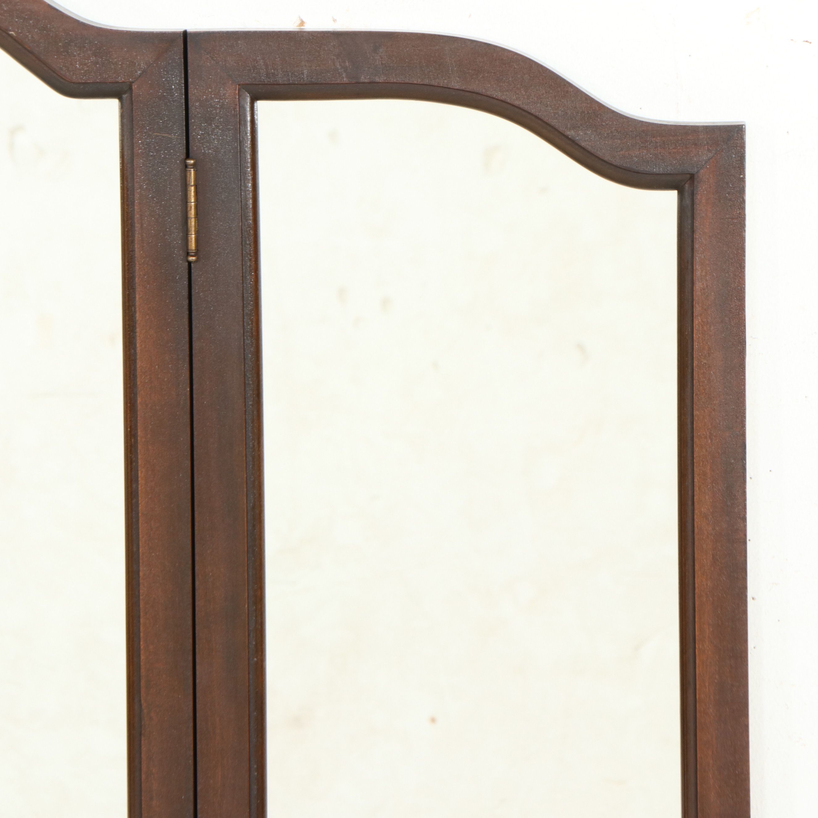 Sheraton Revival Mahogany Vanity with Tri-Fold Mirror, Early 20th Century