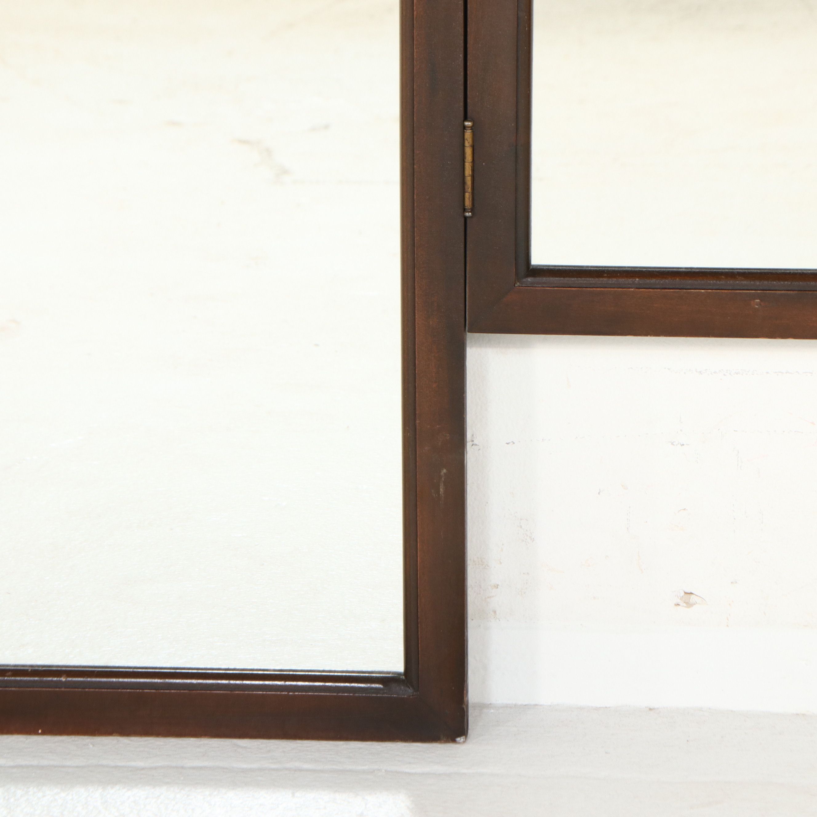 Sheraton Revival Mahogany Vanity with Tri-Fold Mirror, Early 20th Century