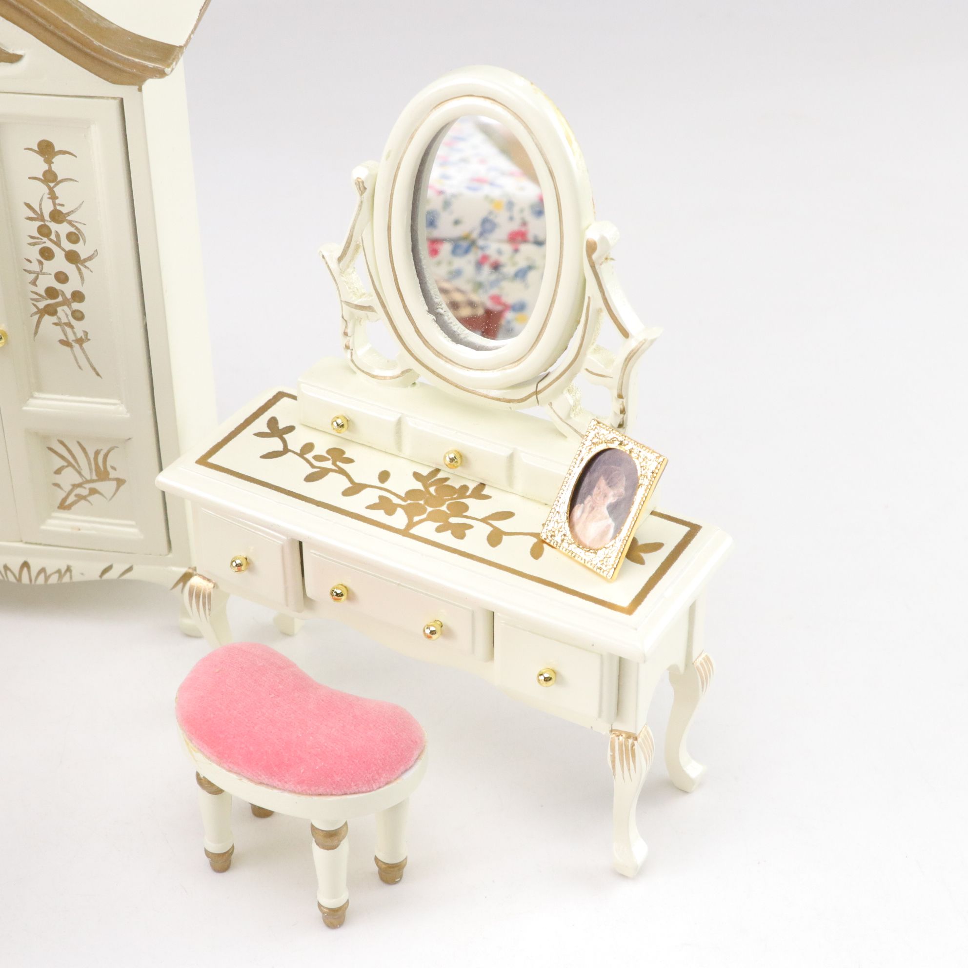 Miniature Victorian Style Doll House Bedroom and Bathroom Furniture Sets