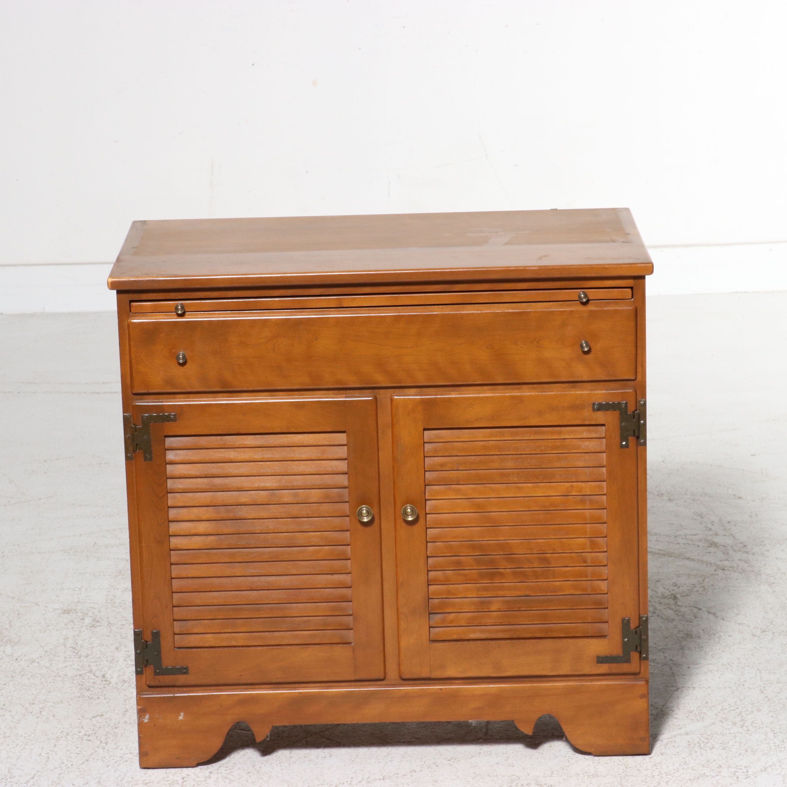 Ethan Allen by Baumritter Colonial Revival Maple Hutch