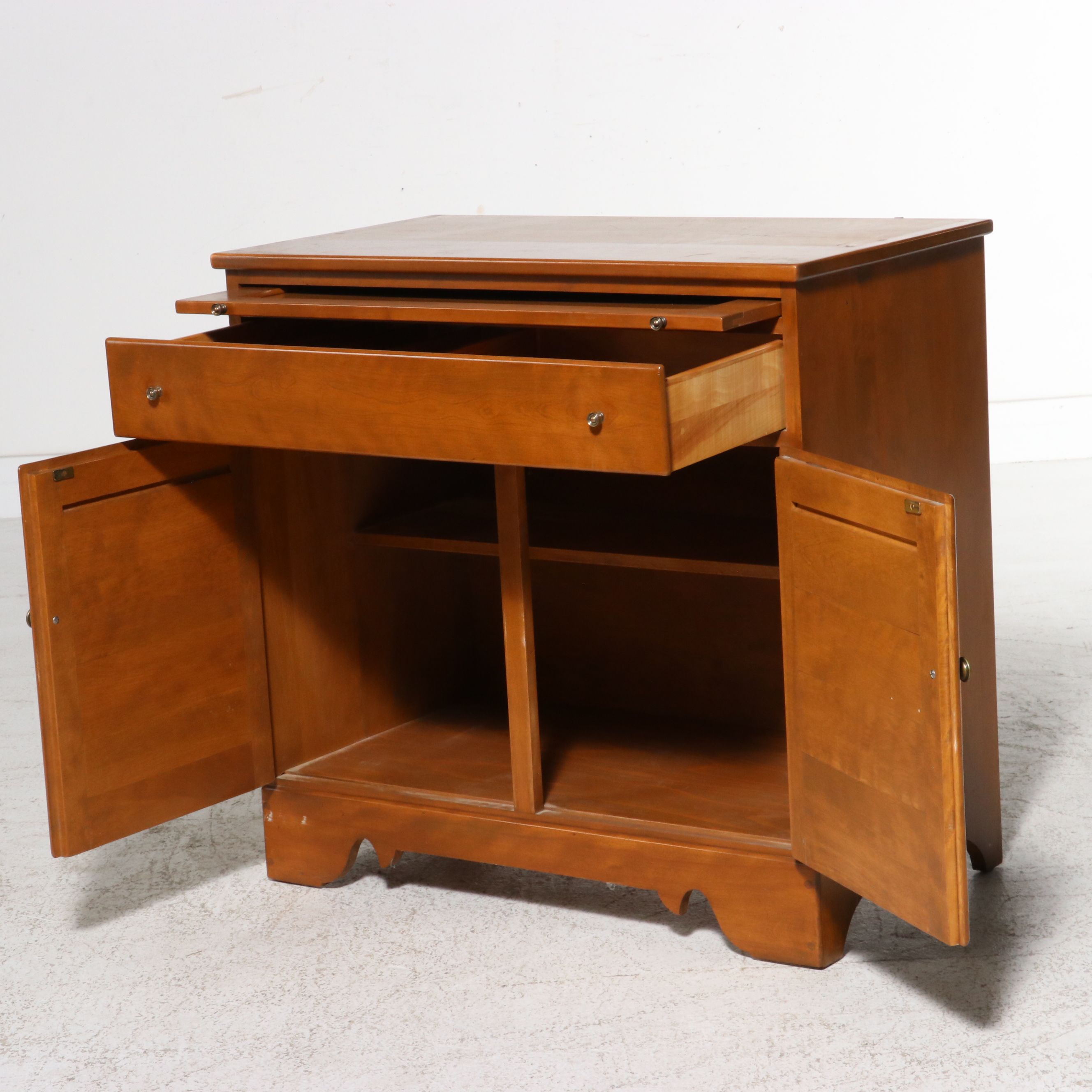 Ethan Allen by Baumritter Colonial Revival Maple Hutch