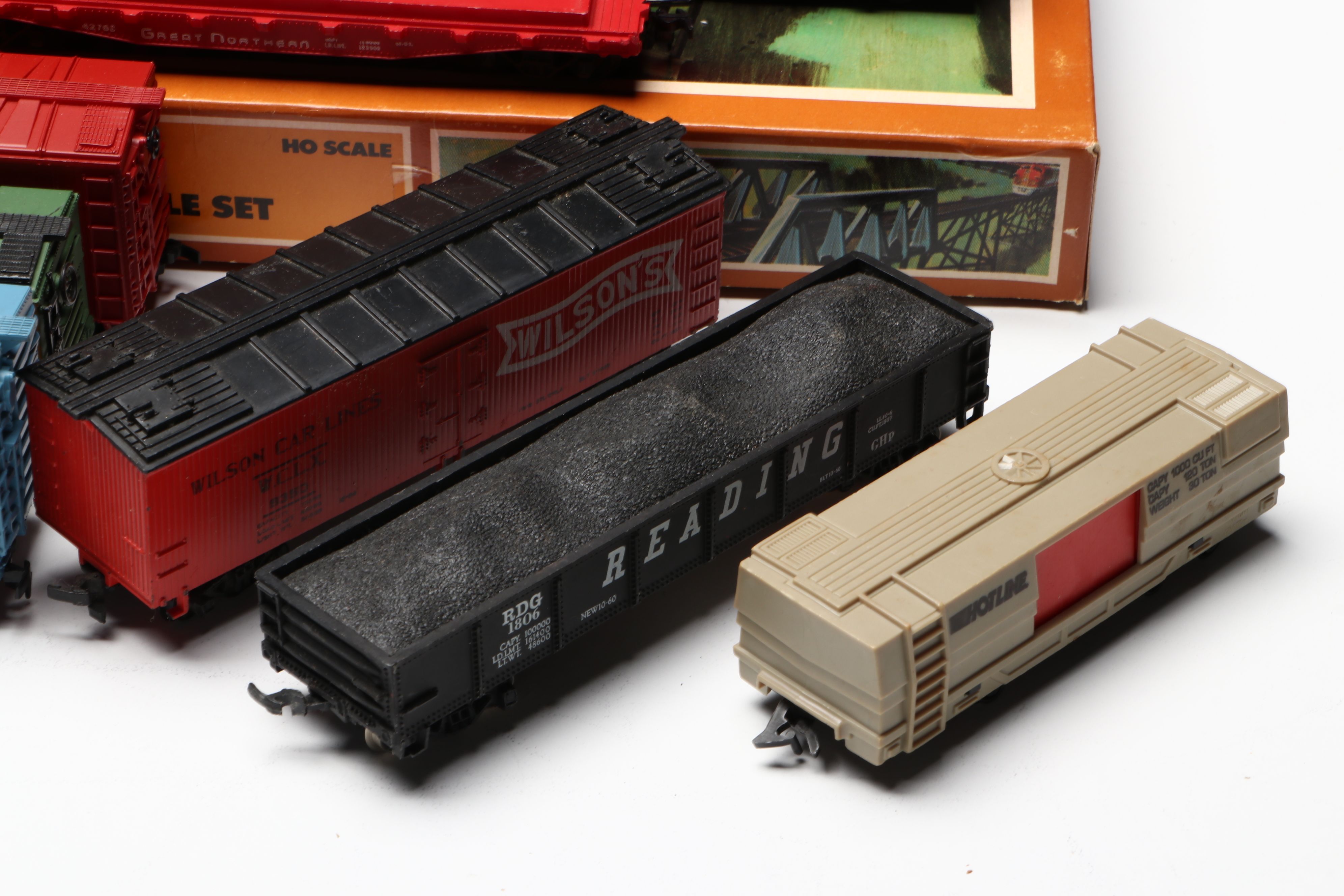 Tyco and Märklin HO Scale Train Cars and Accessories
