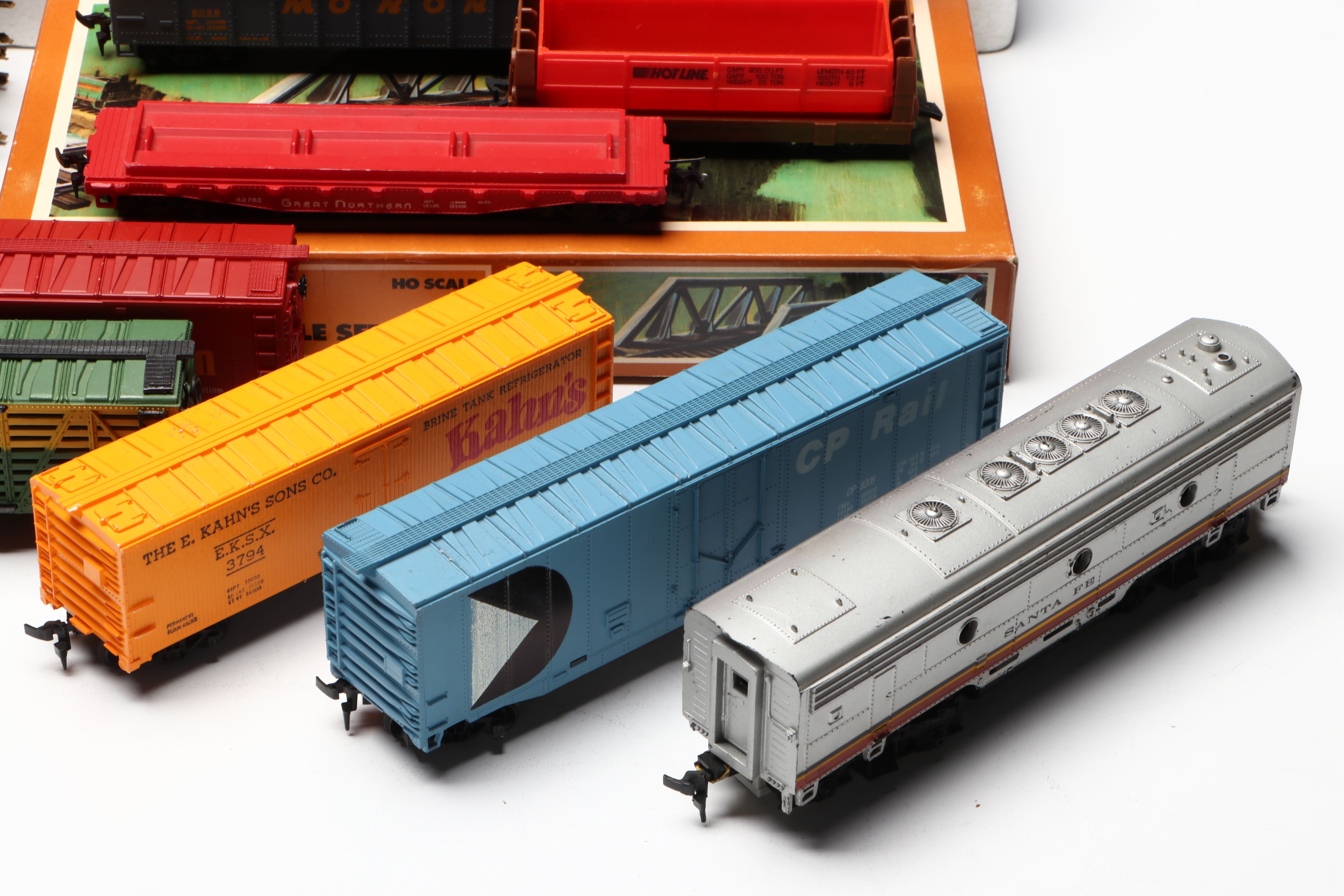 Tyco and Märklin HO Scale Train Cars and Accessories