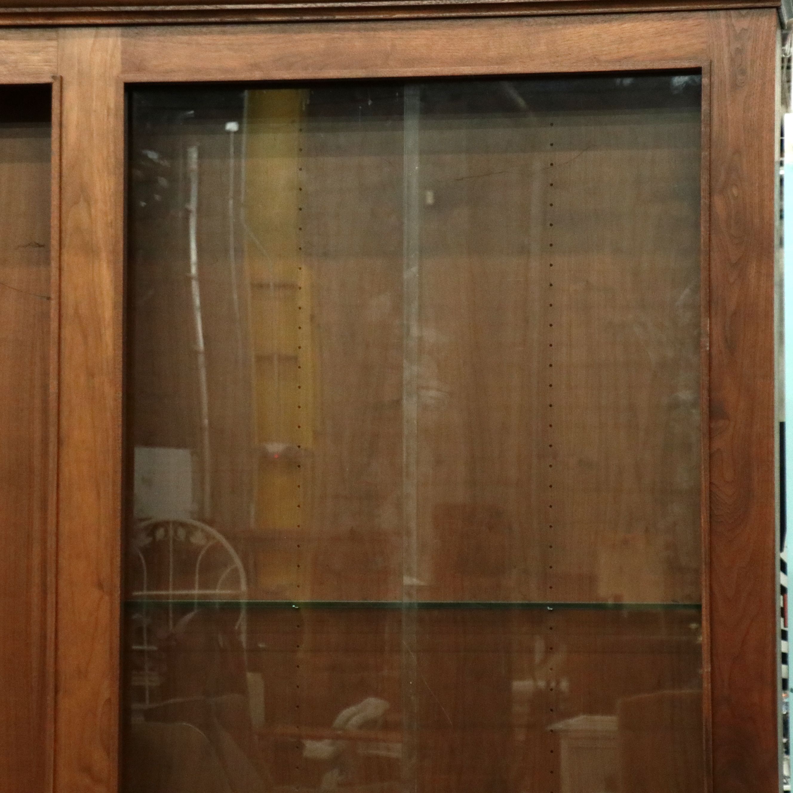 Large-Scale Traditional Style Wood Display Cabinet