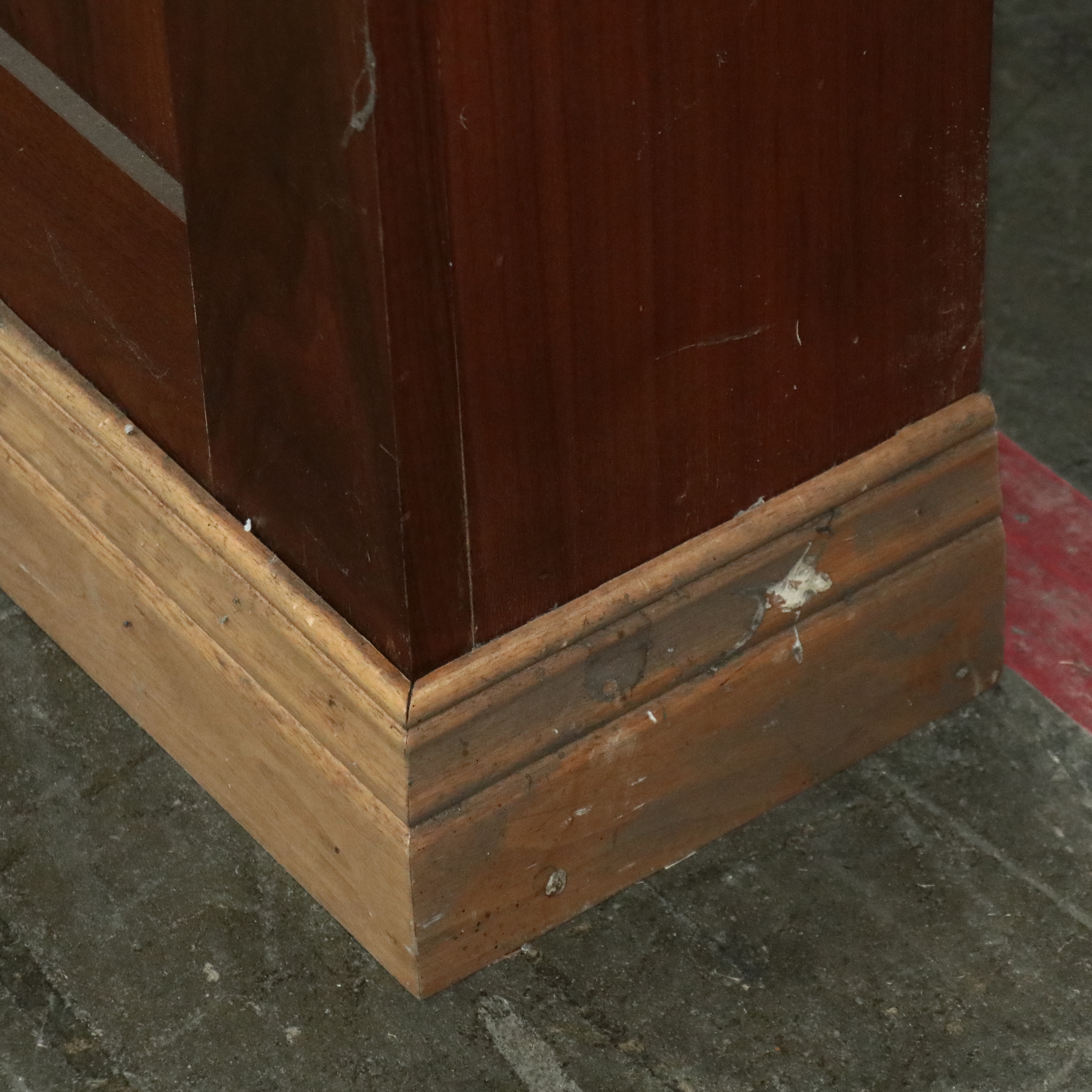 Large-Scale Traditional Style Wood Display Cabinet