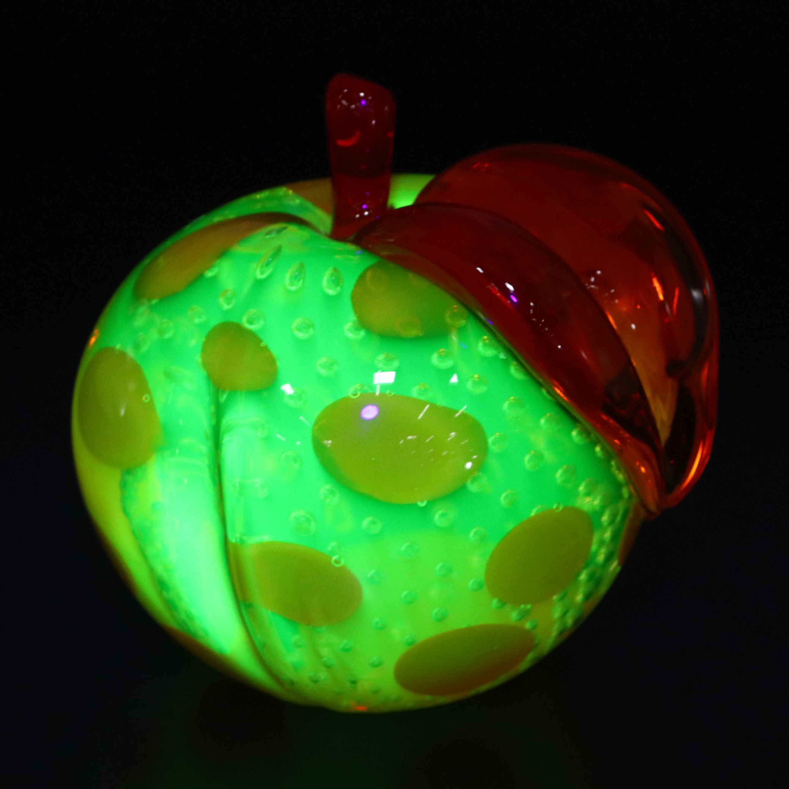 Attributed to Gino Cenedese Controlled Bubble Art Glass Apple Figure