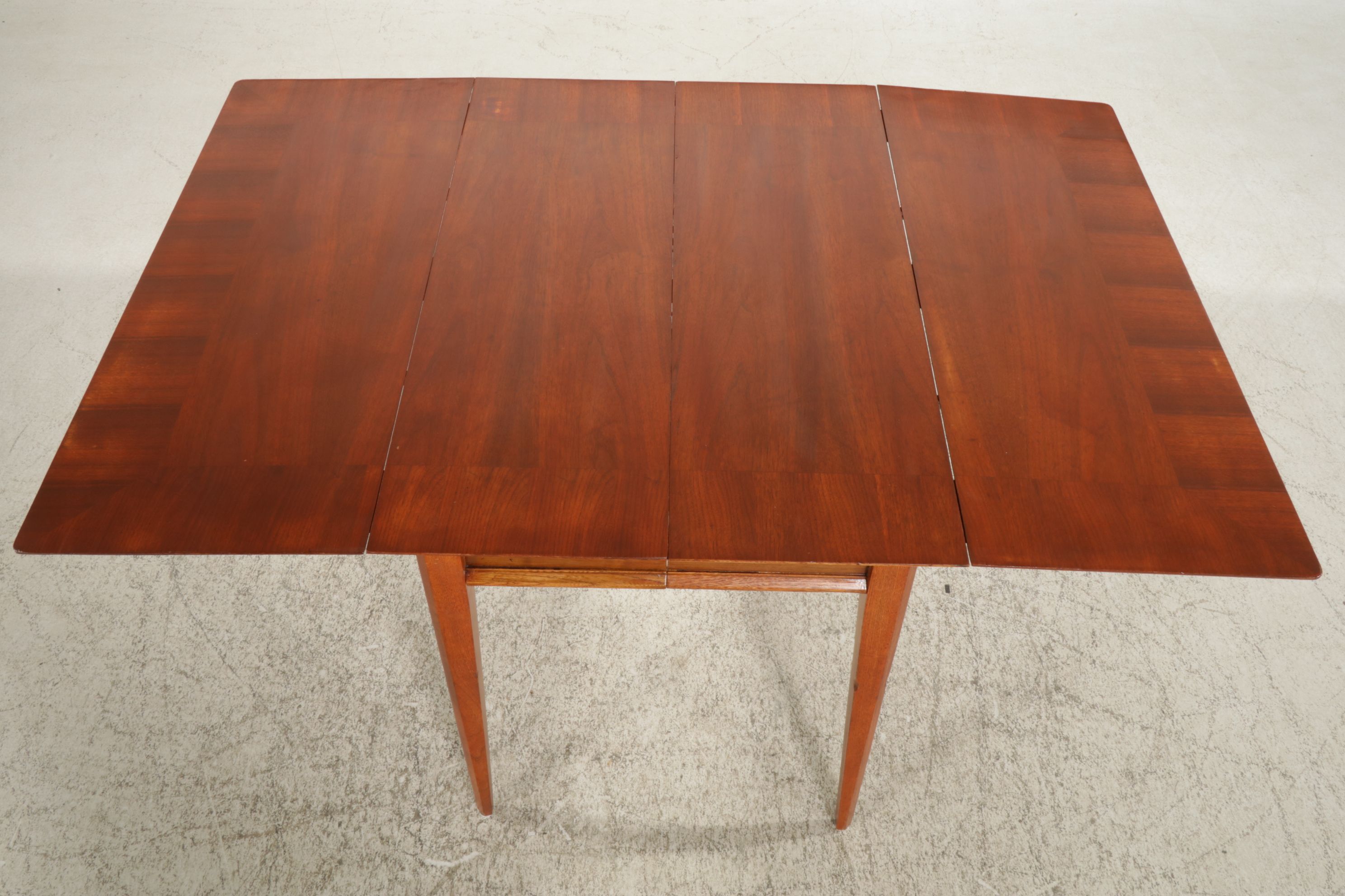 Lane Hepplewhite Style Mahogany Drop Leaf Dining Table