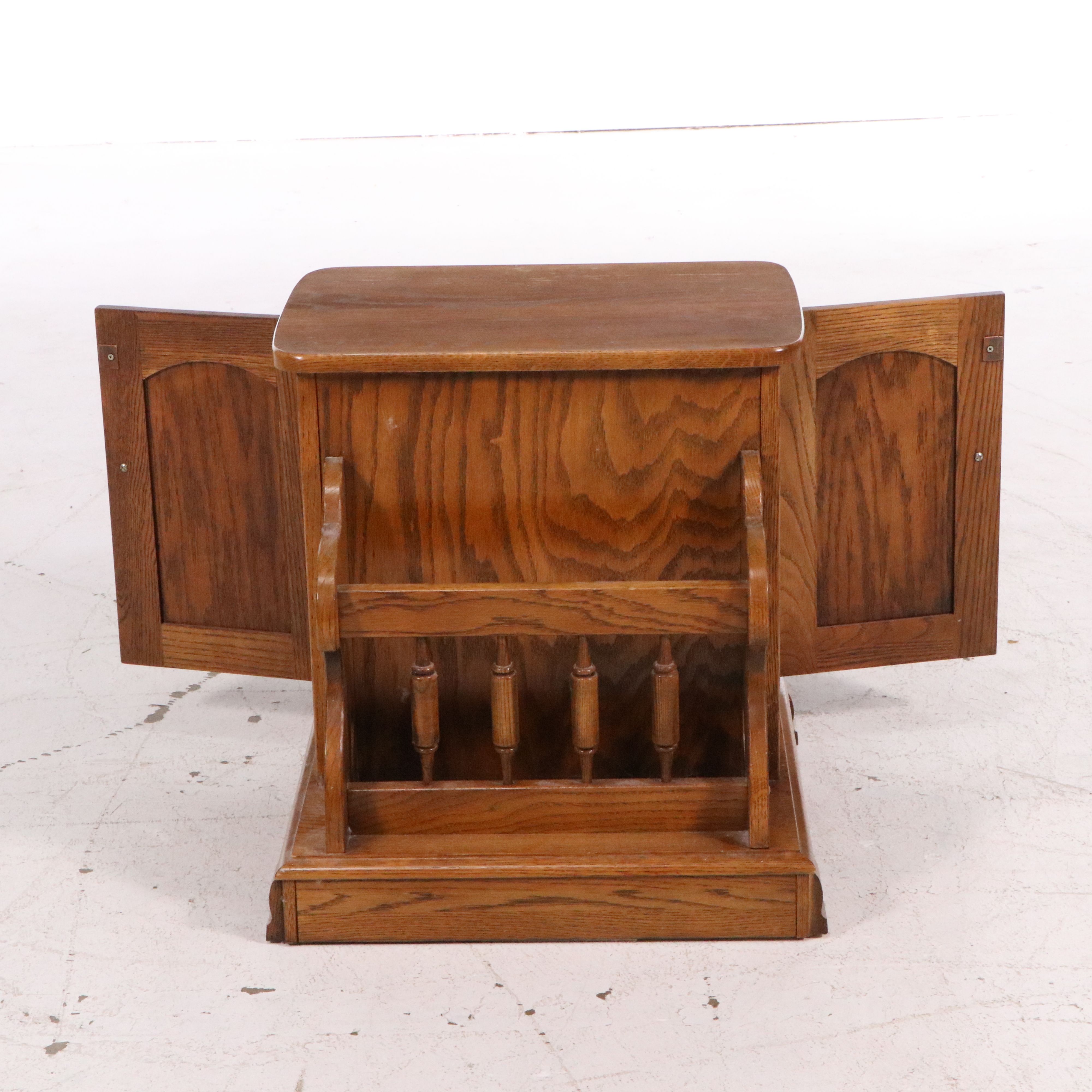 Pair of Country Colonial Style Oak Magazine End Tables, Late 20th Century