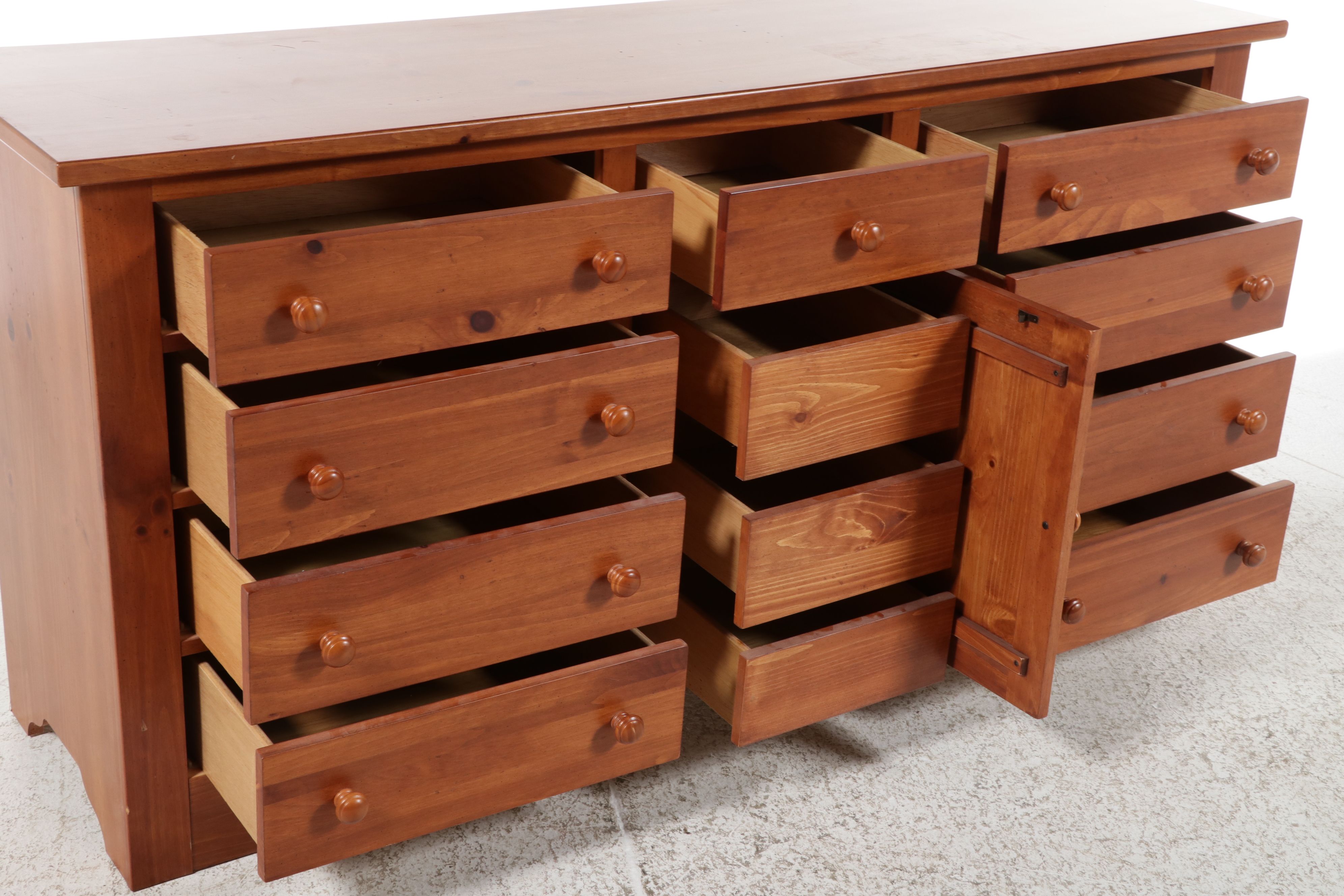 Broyhill Shaker Style Pine Dresser with Detachable Mirror, Late 20th Century