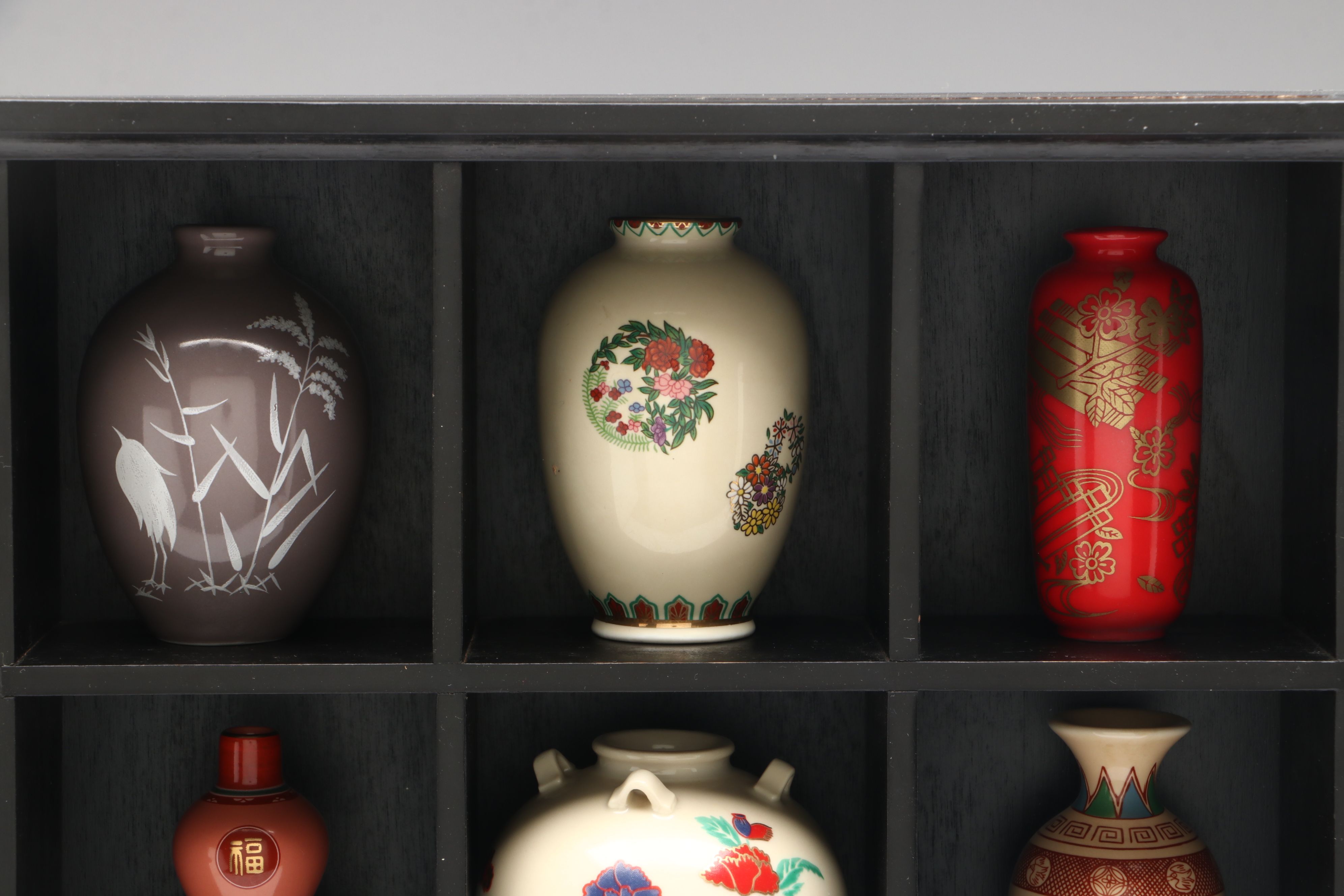 Franklin Mint Miniature Japanese Porcelain Vase Collection in Display Shelf