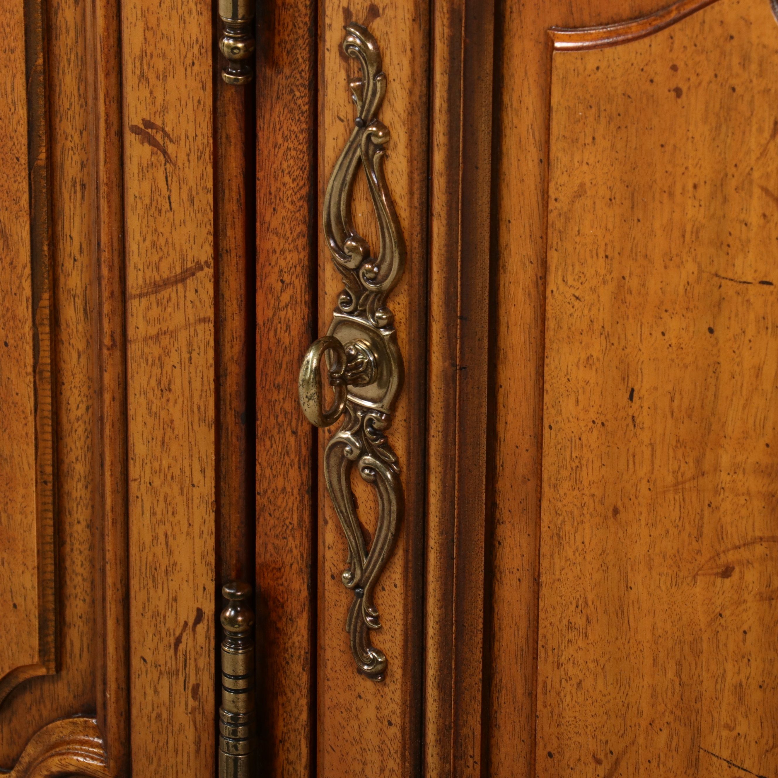 Henredon French Provincial Style Two-Piece China Cabinet, Late 20th Century