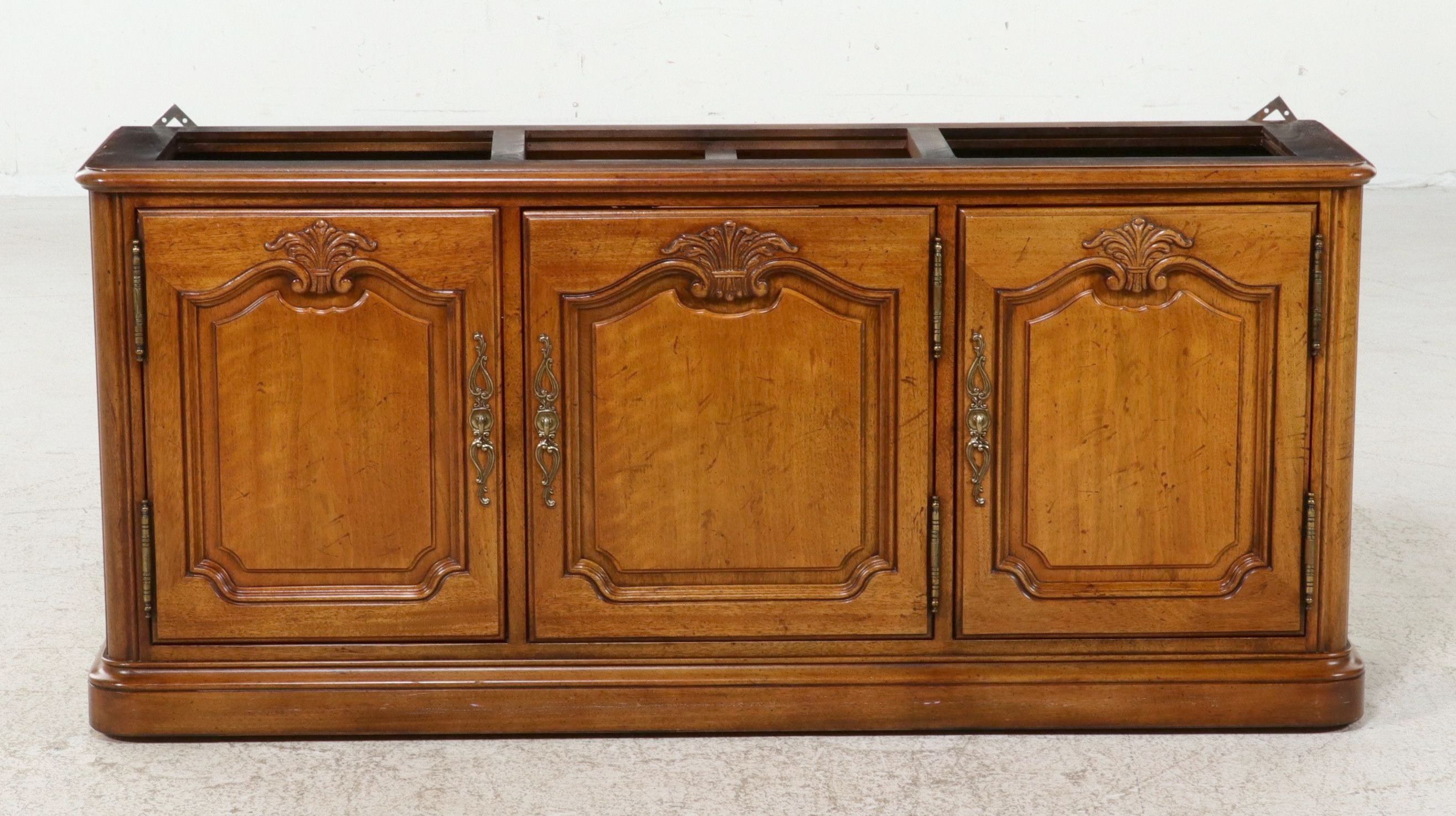 Henredon French Provincial Style Two-Piece China Cabinet, Late 20th Century