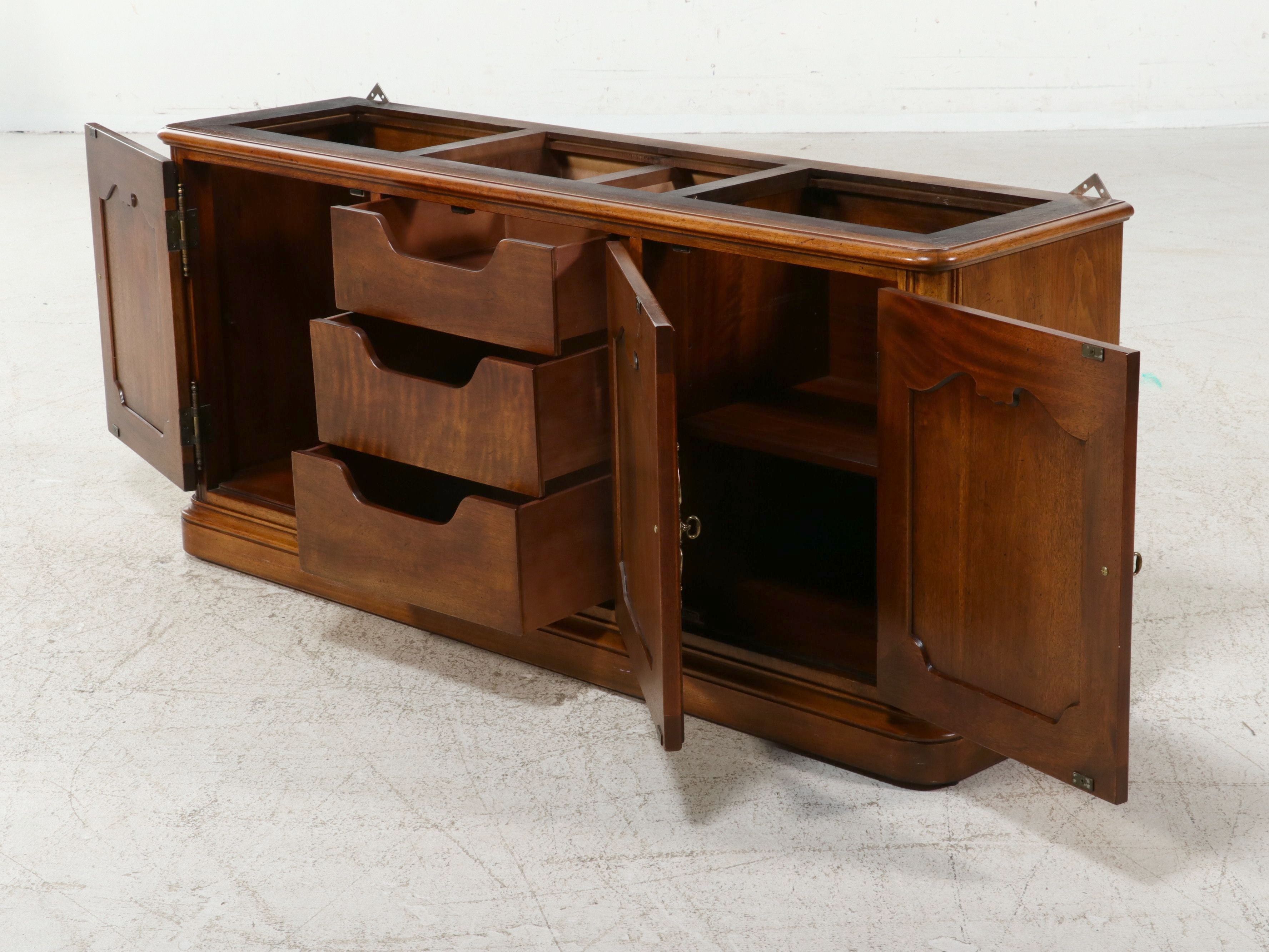 Henredon French Provincial Style Two-Piece China Cabinet, Late 20th Century