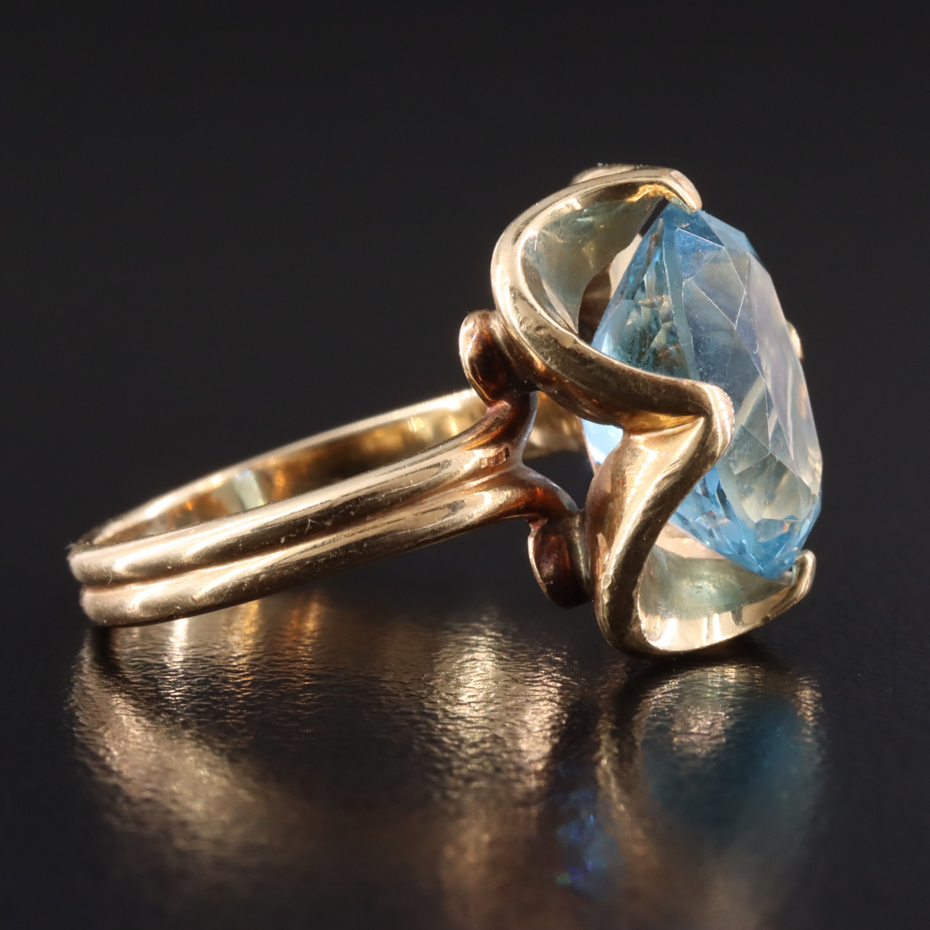 14K Scalloped 4.30 CT Aquamarine Ring