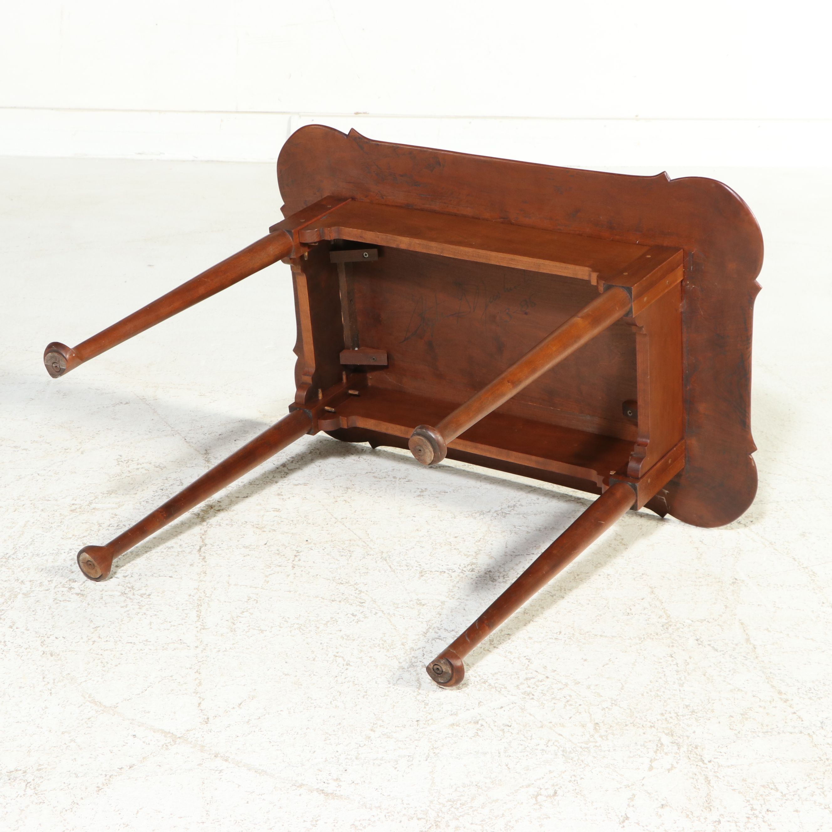 Queen Anne Style Scalloped Top Occasional Table, Mid to Late 20th Century