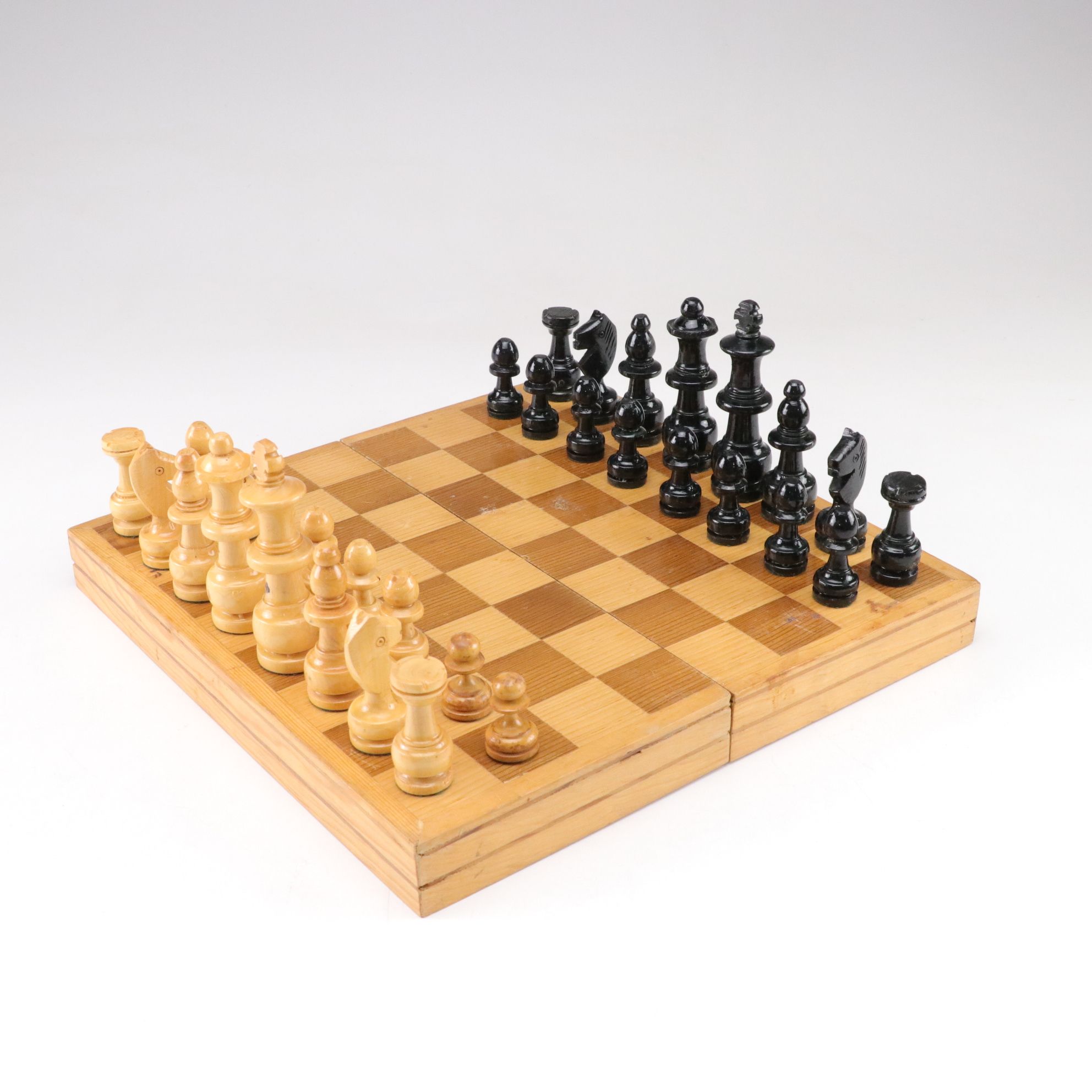 Double Fifteen Dominoes Set with Mexican Train Dominoes and Wooden Chess Set