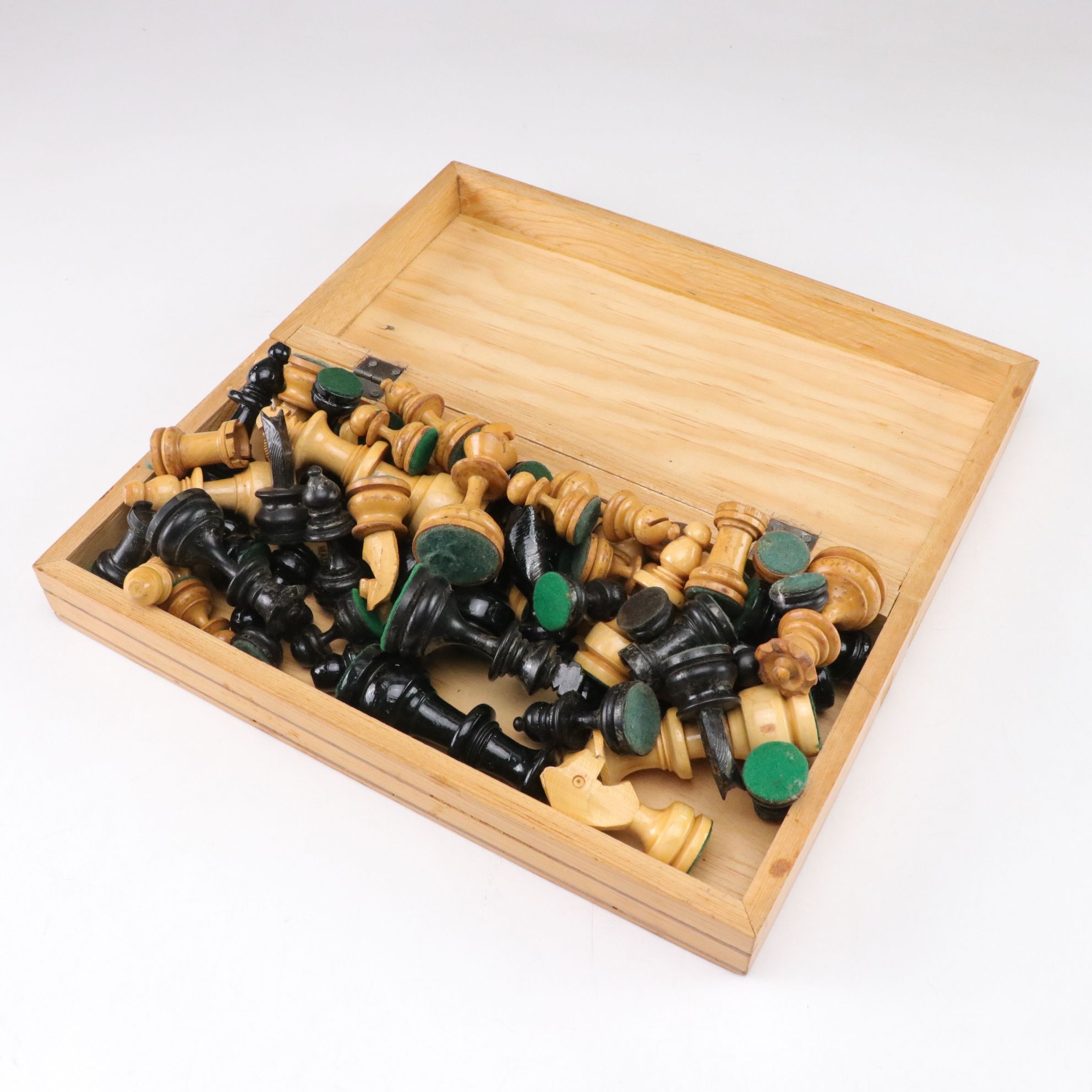 Double Fifteen Dominoes Set with Mexican Train Dominoes and Wooden Chess Set