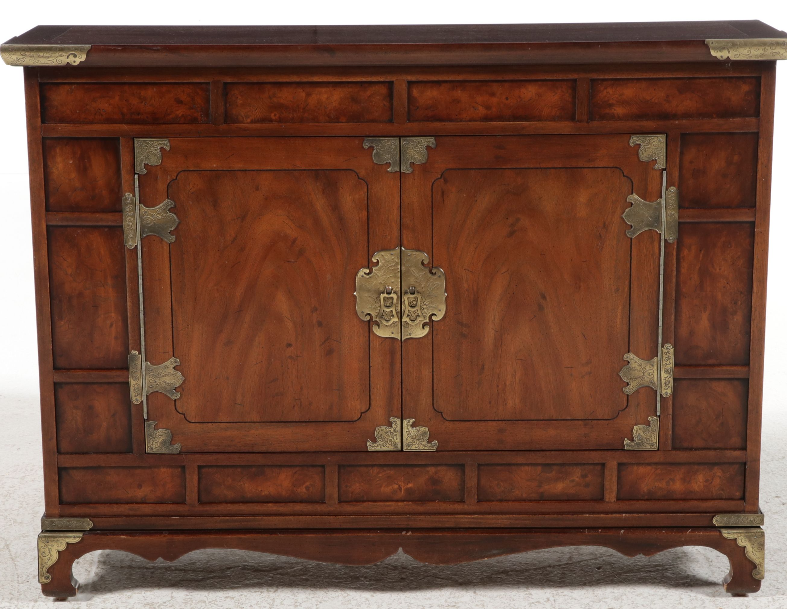 Henredon Chinoiserie Burl Walnut Small Credenza, Late 20th Century