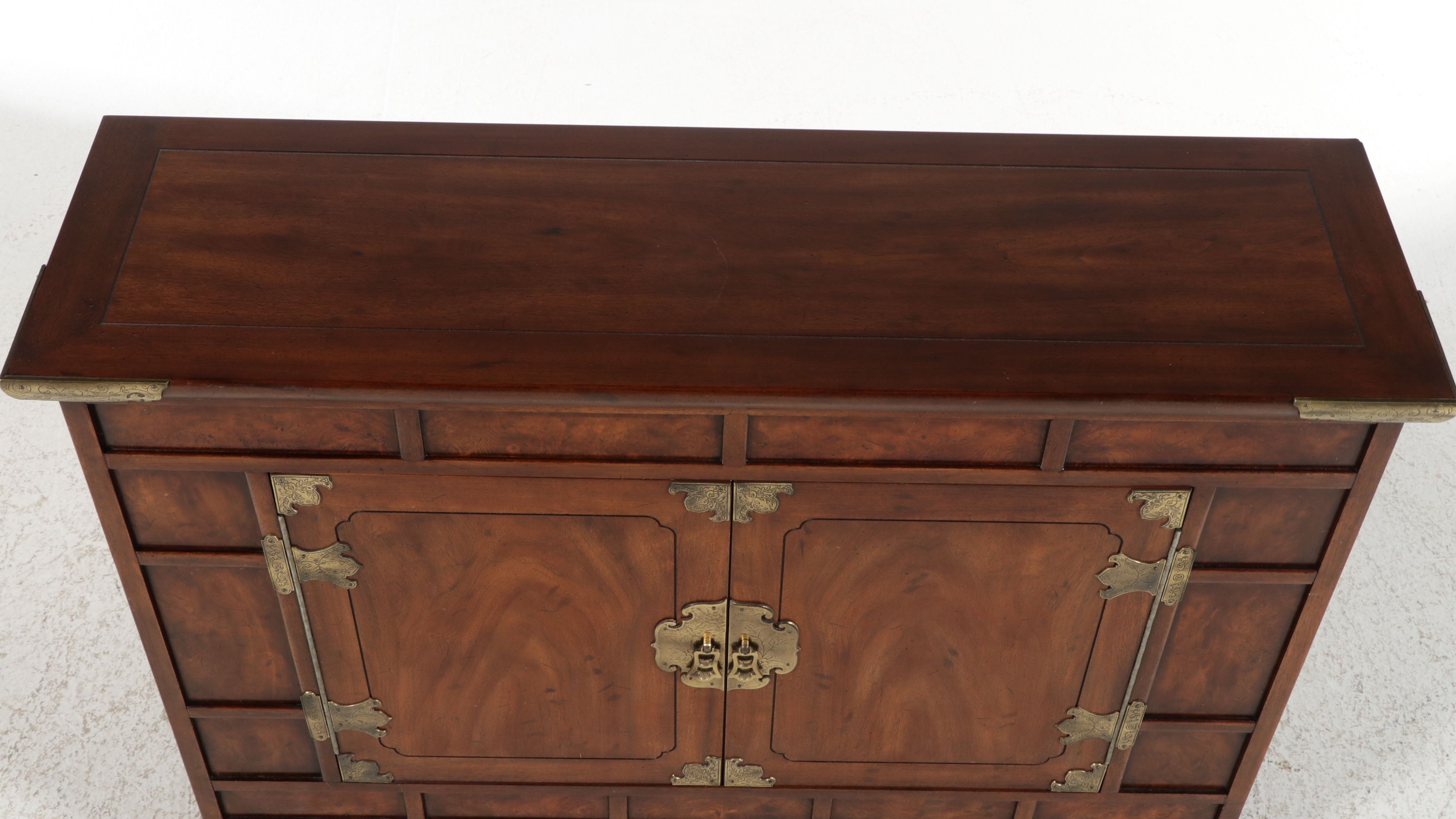 Henredon Chinoiserie Burl Walnut Small Credenza, Late 20th Century